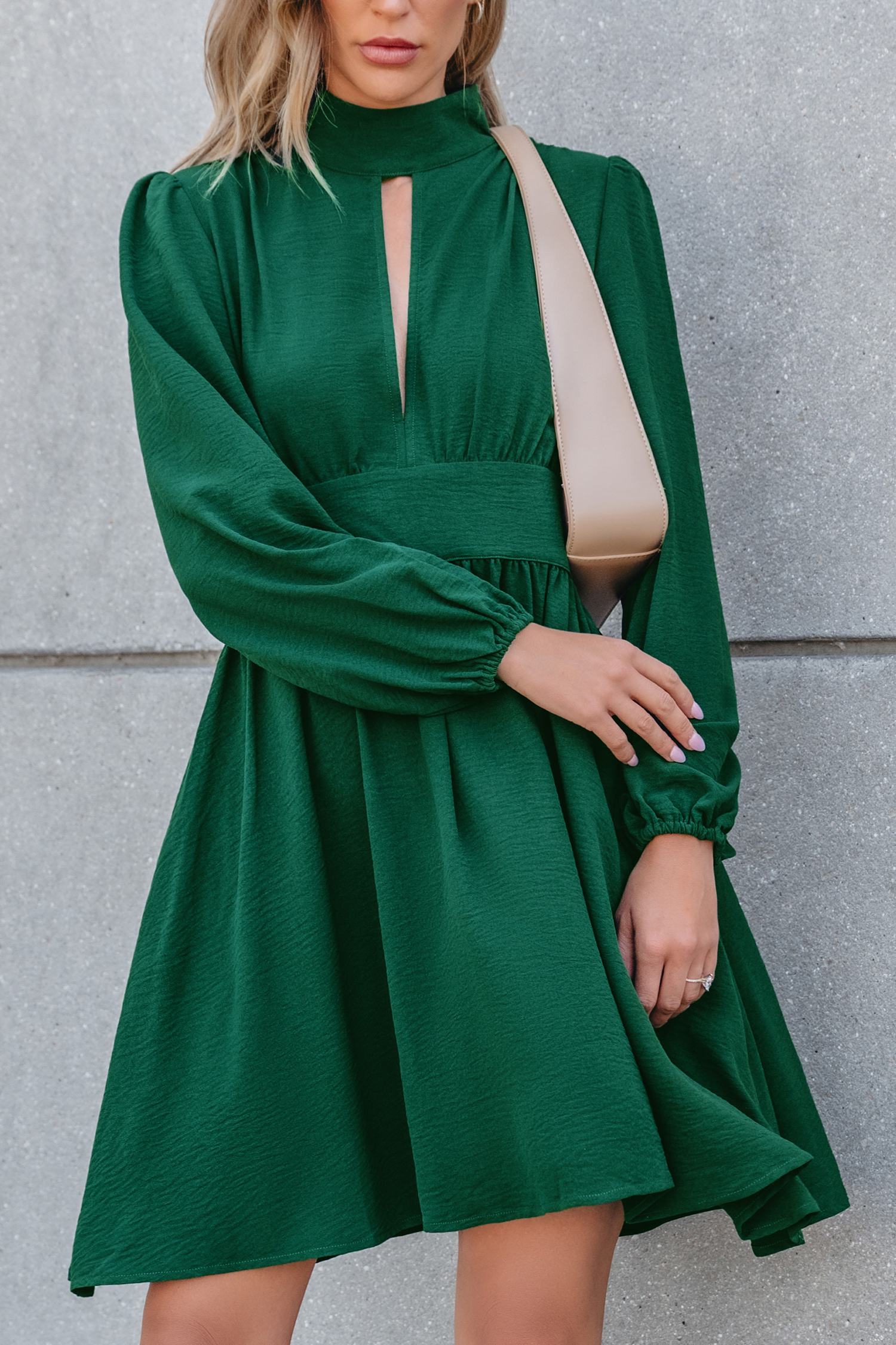 Vestido corto con escote alto y mangas abullonadas con aberturas en color esmeralda