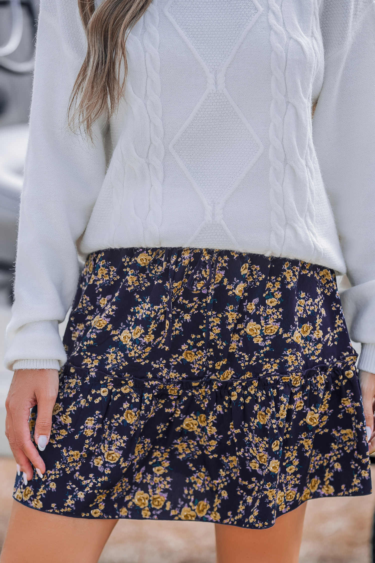 Jupe courte nouée à la taille à fleurs bleue