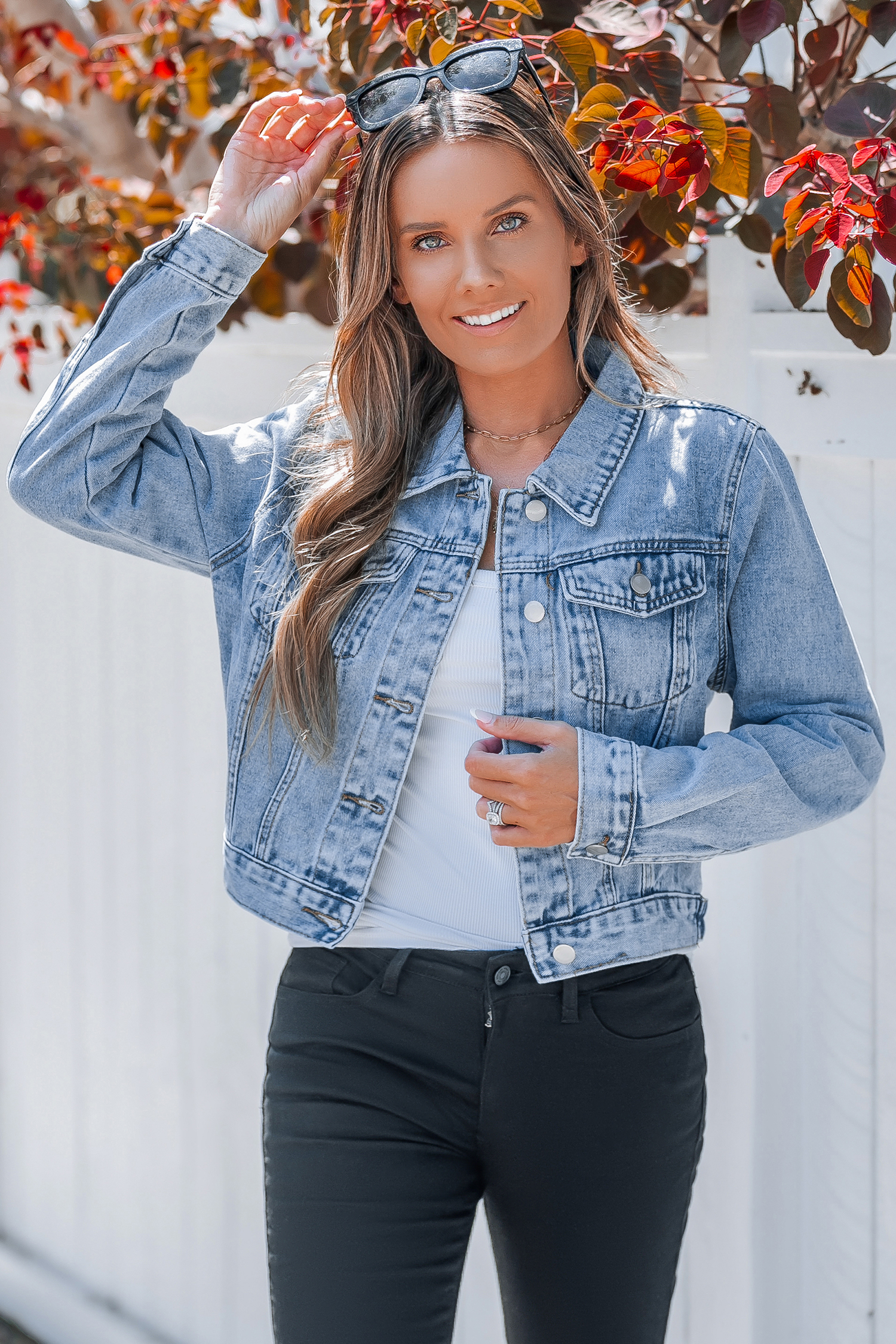 Giacca corta con bottoni sul davanti in denim