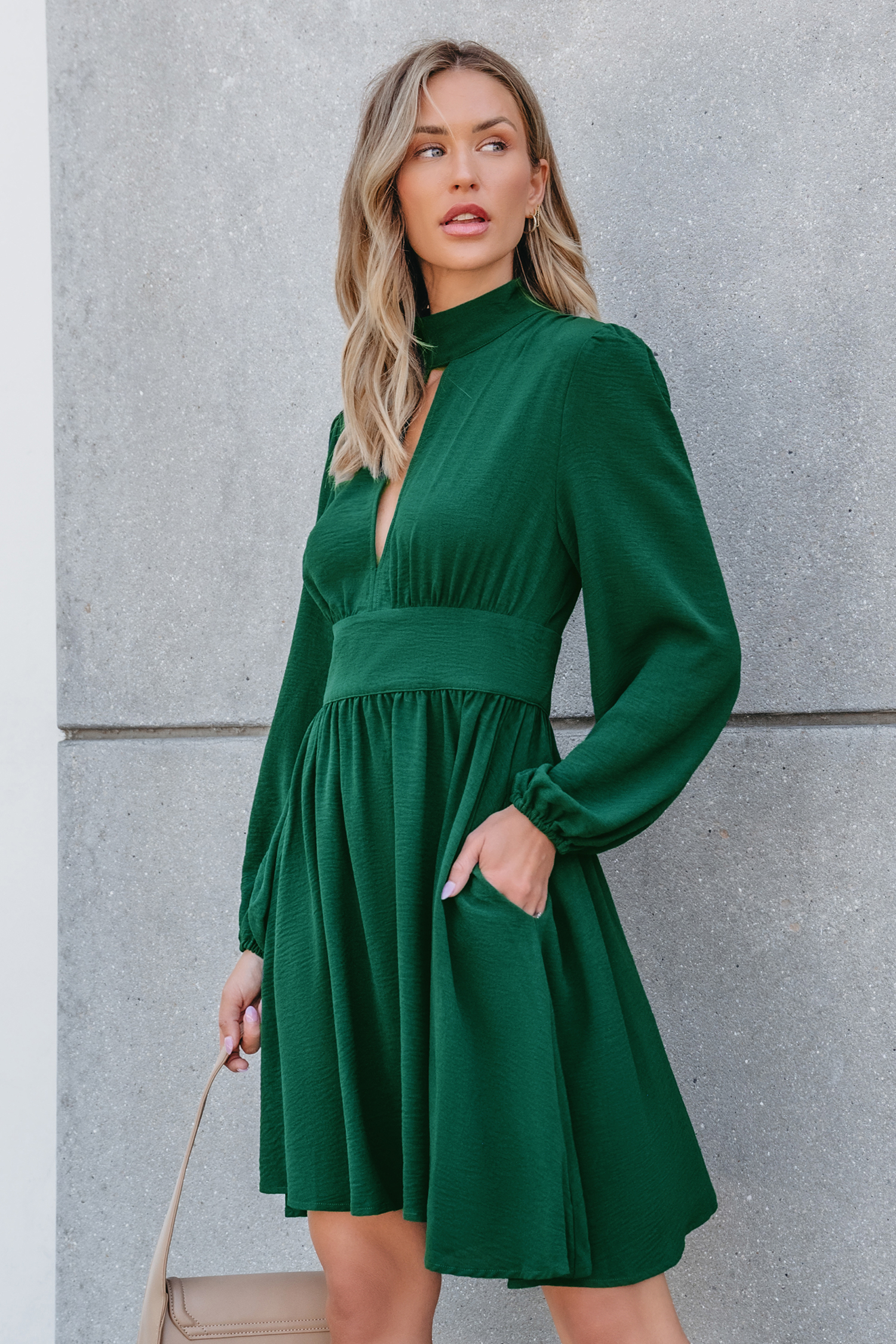 Vestido corto con escote alto y mangas abullonadas con aberturas en color esmeralda