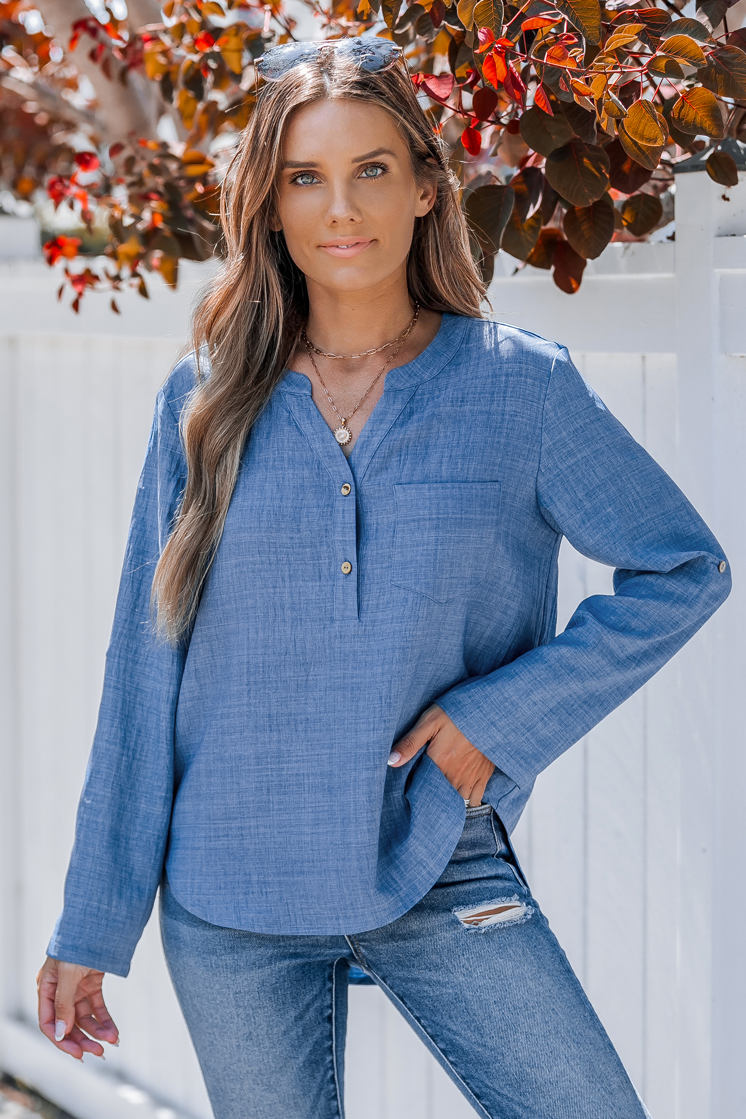 Top blu a maniche lunghe con bottoni e linguettaCupshe Italia