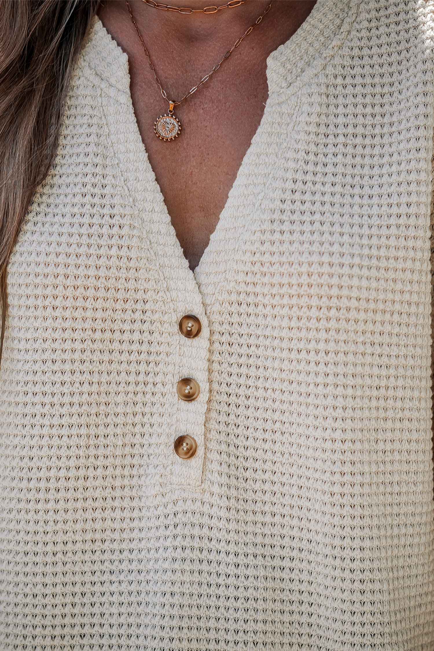 T-shirt en tricot à col en V et boutons sur le devant kaki