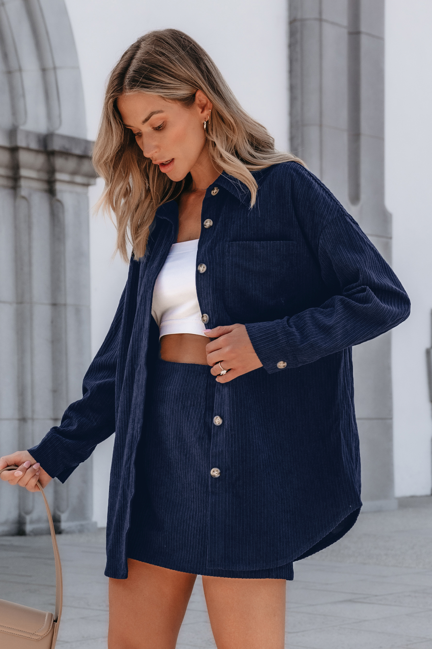 Conjunto de minifalda y camisa de manga larga con cuello azul