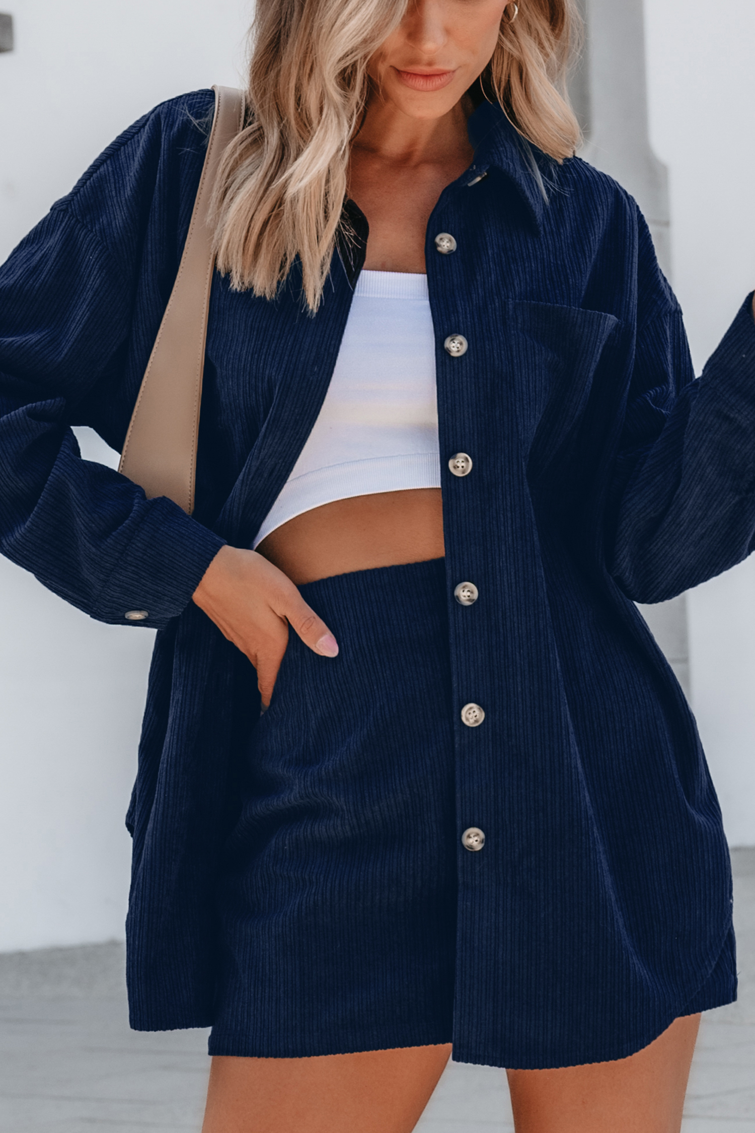 Conjunto de minifalda y camisa de manga larga con cuello azul