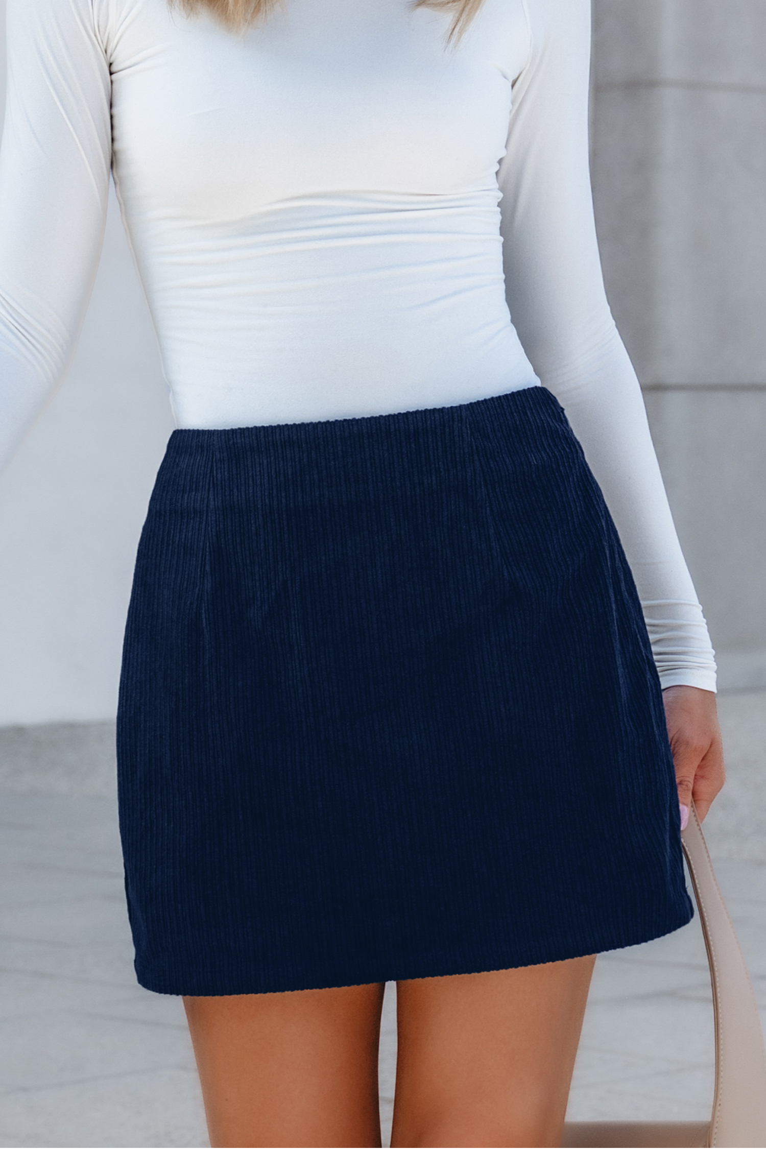 Conjunto de minifalda y camisa de manga larga con cuello azul