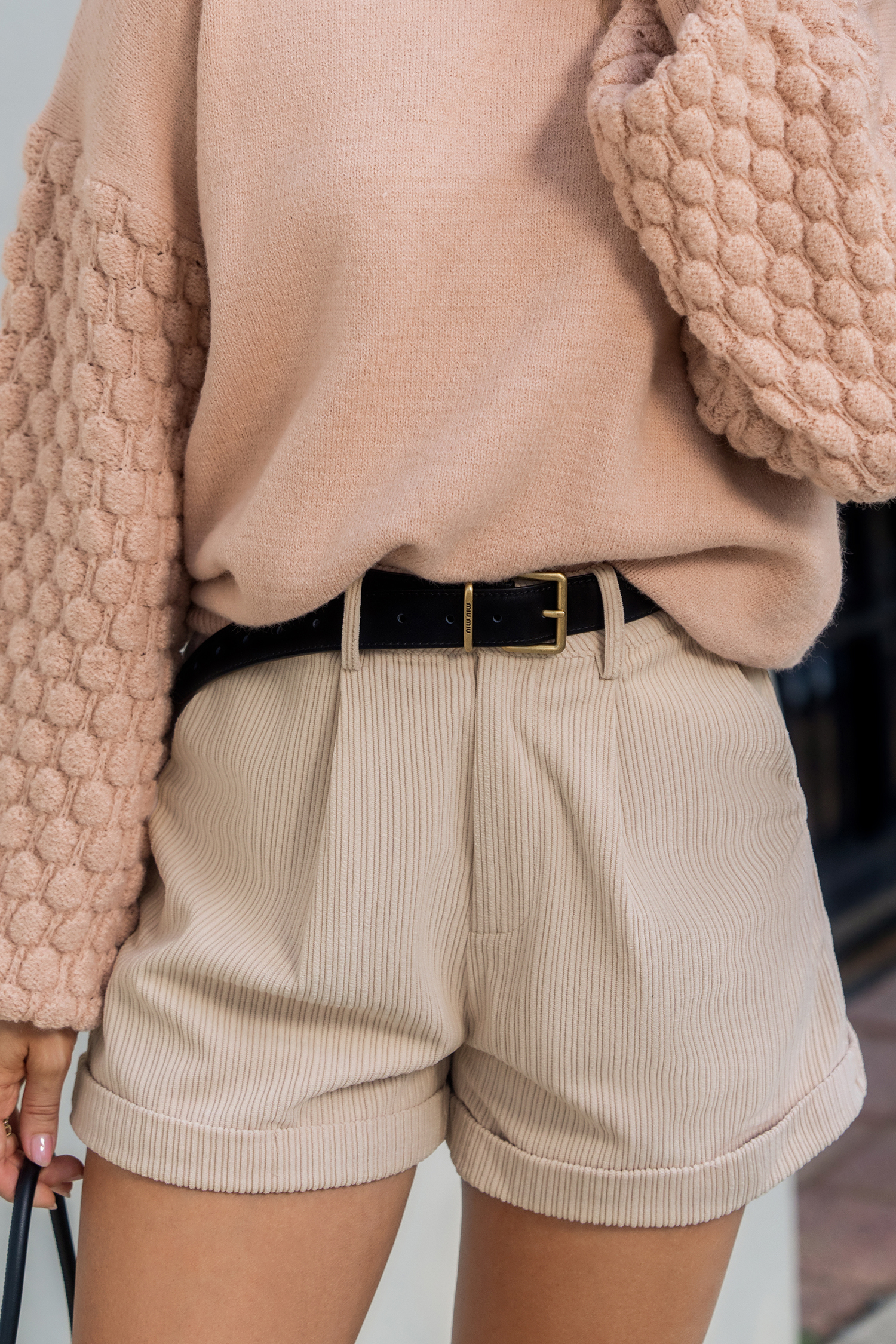 Pantaloncini beige con polsini e orlo a coste e gamba dritta