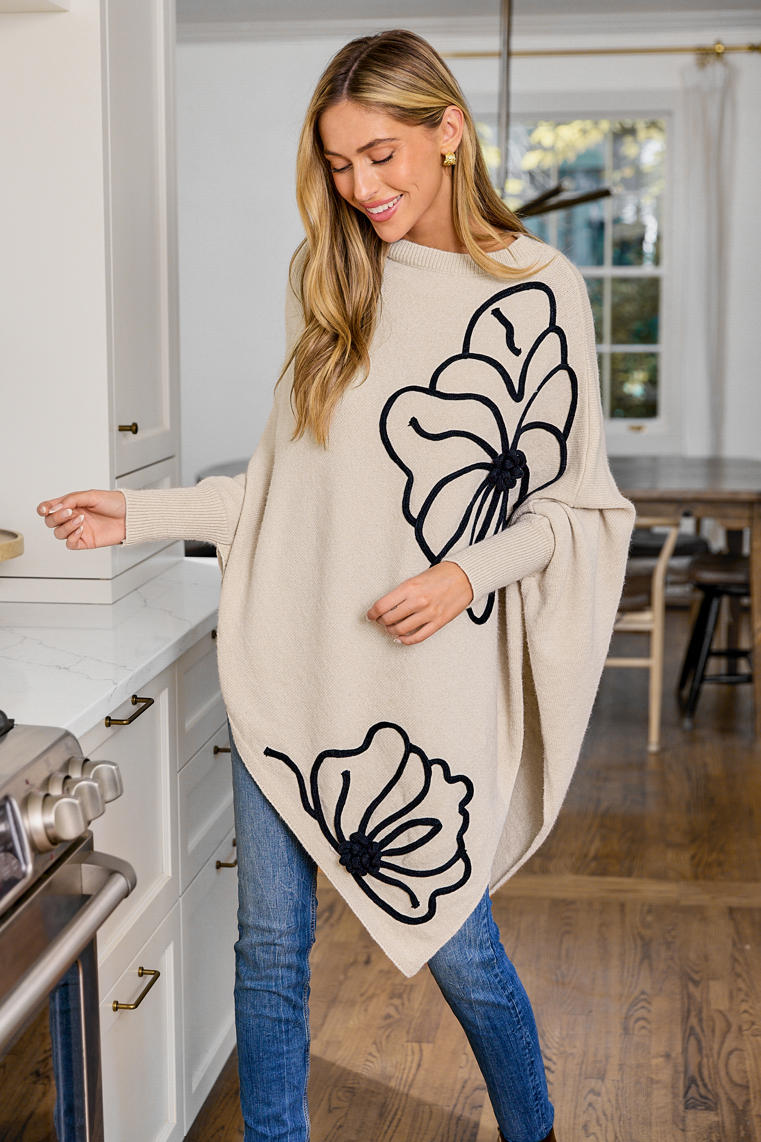 Poncho con maniche dolman ricamate a fiori color cachi