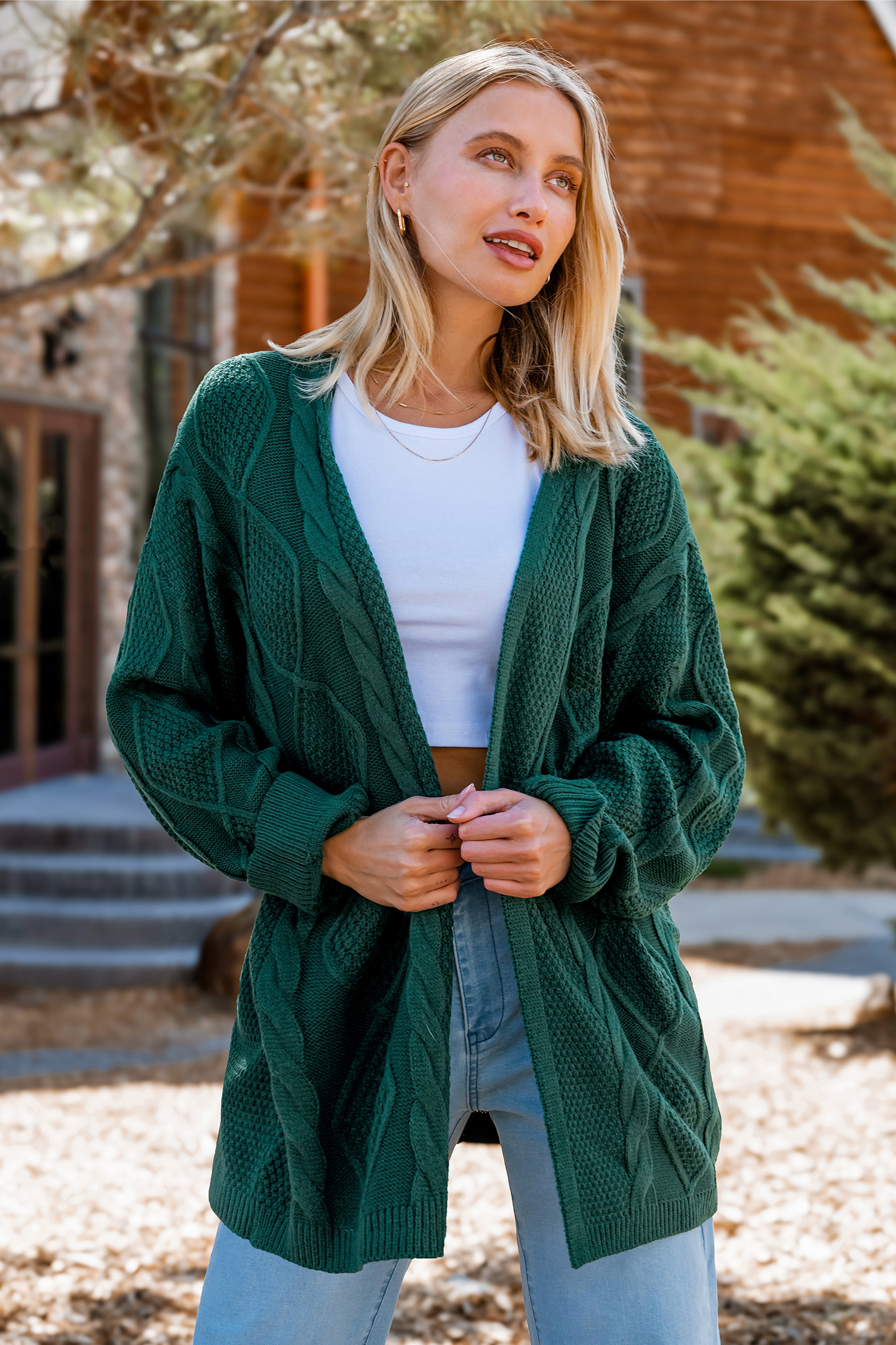 Cardigan verde a trecce con maniche lunghe e davanti aperto