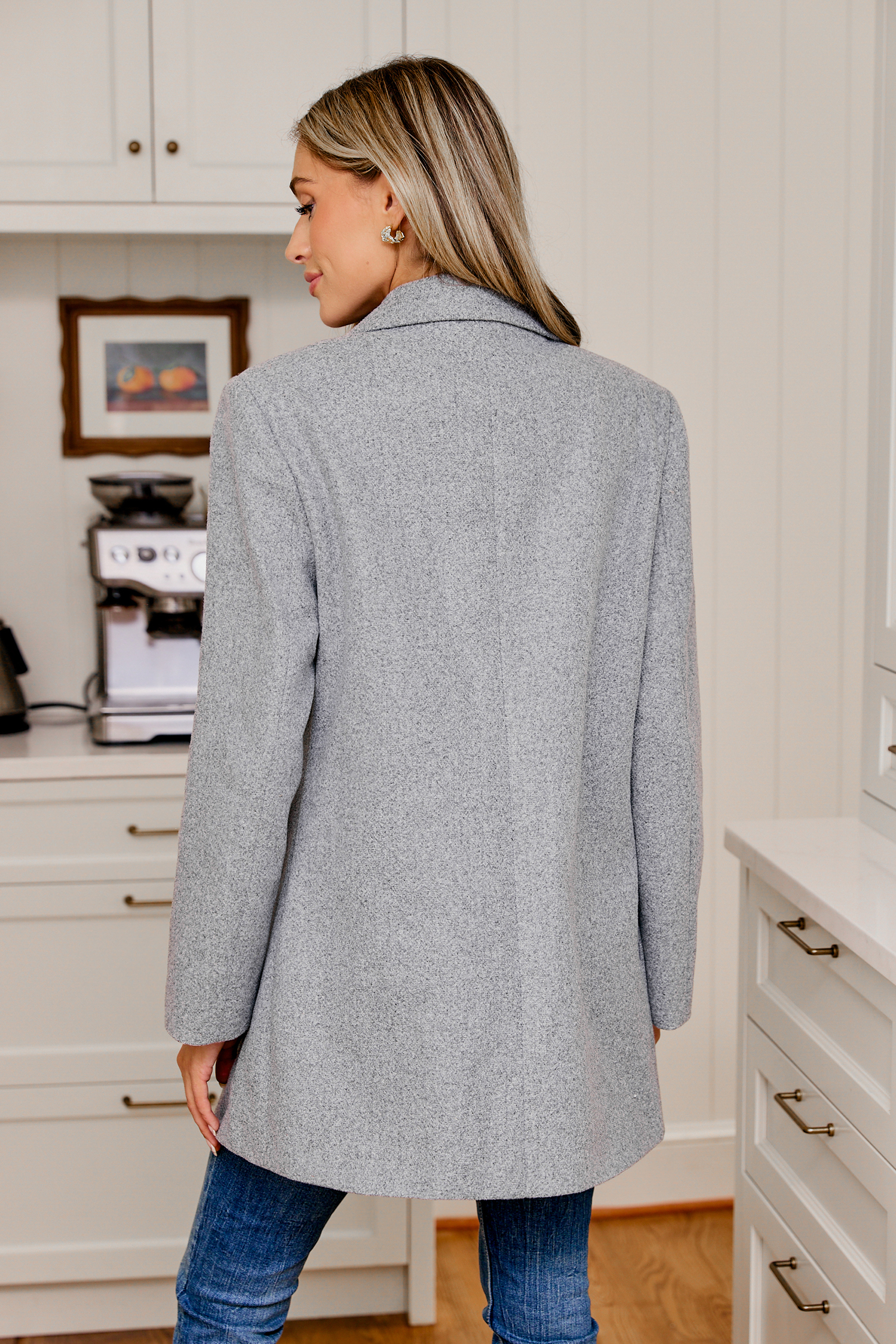 Abrigo gris con botones delanteros y cuello