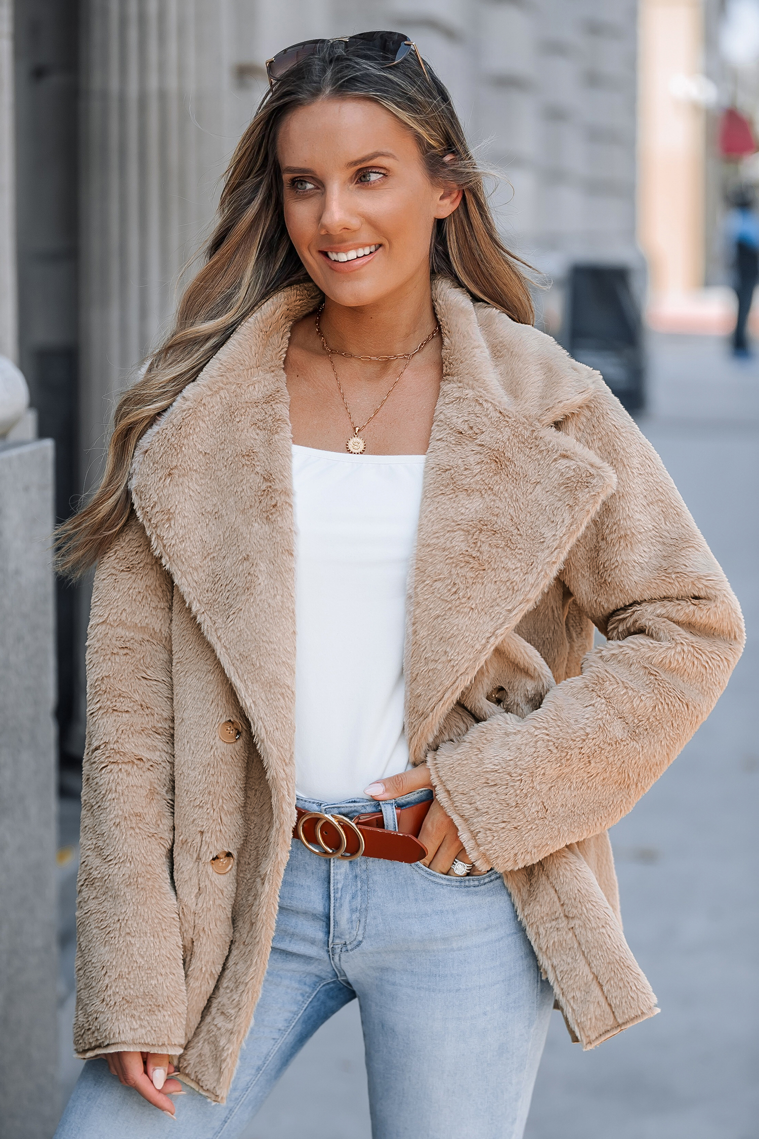 Cappotto in pelliccia sintetica reversibile con collo e cintura beige