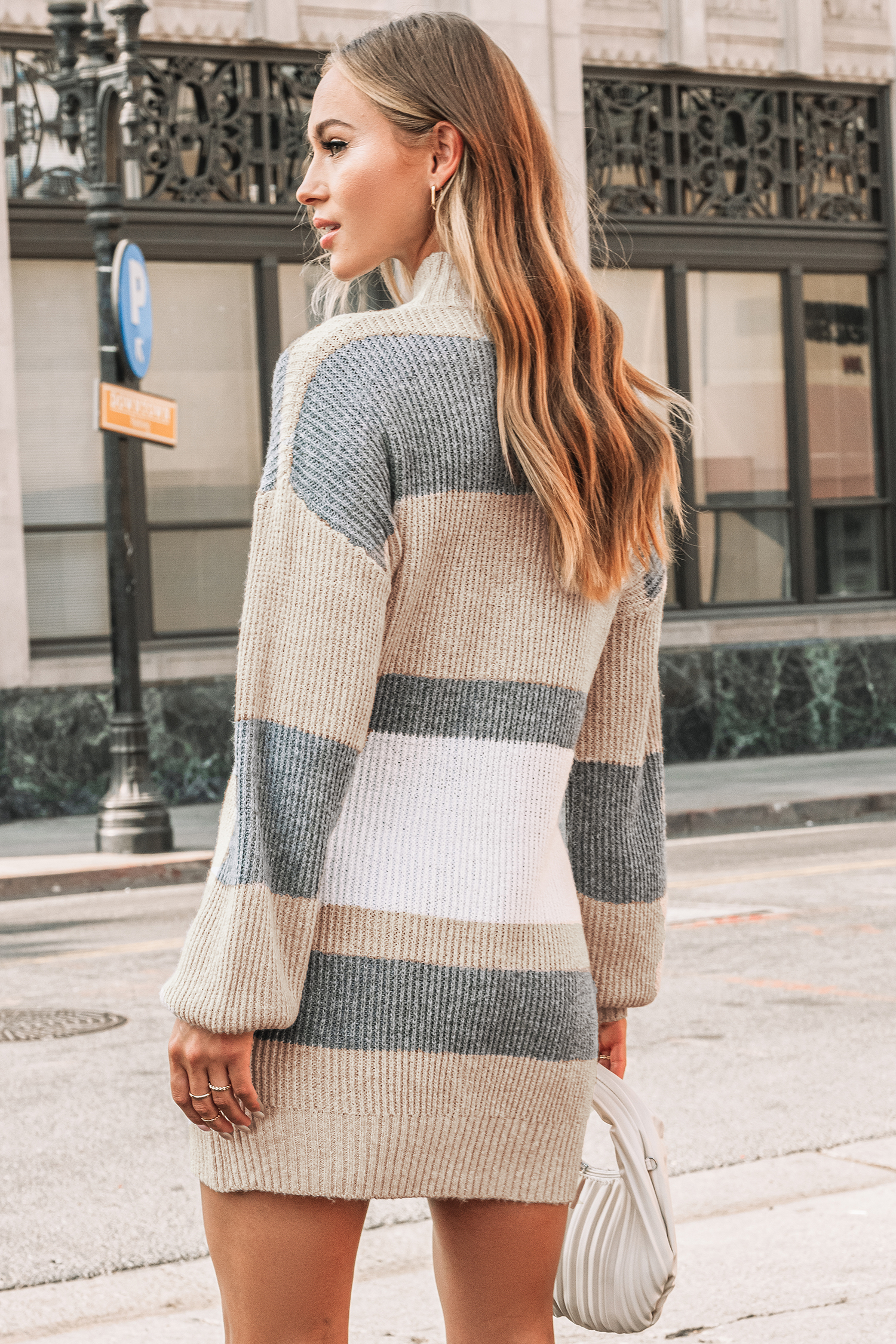 Vestido mini tipo suéter con hombros caídos y cuello alto a rayas