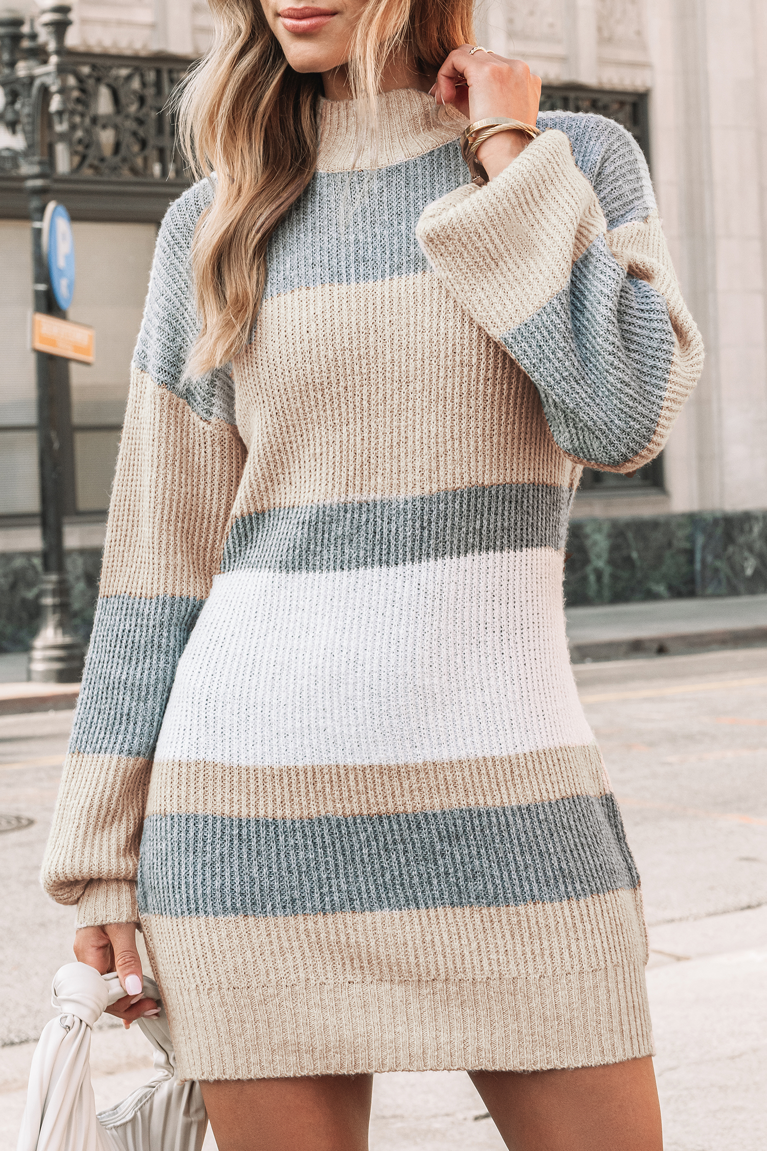 Vestido mini tipo suéter con hombros caídos y cuello alto a rayas