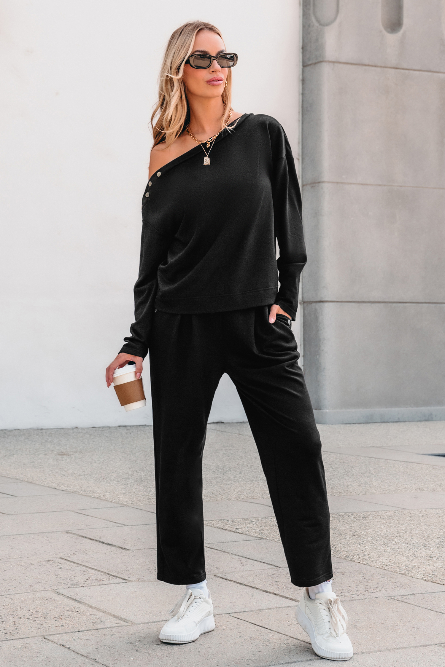 Completo top nero con spalle scoperte e pantaloni affusolati