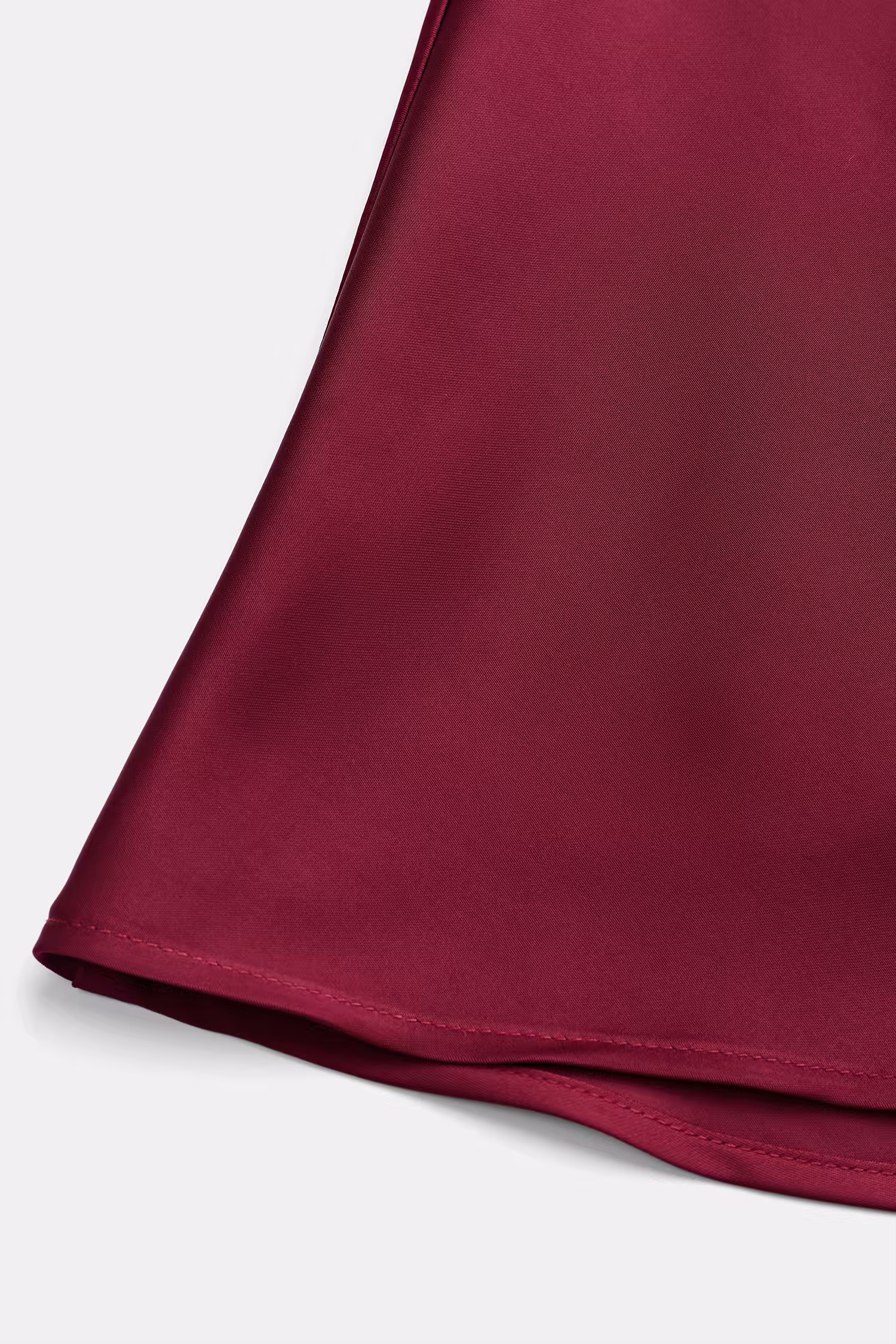 Rotes rückenfreies asymmetrisches Satin-Mini-Kleid