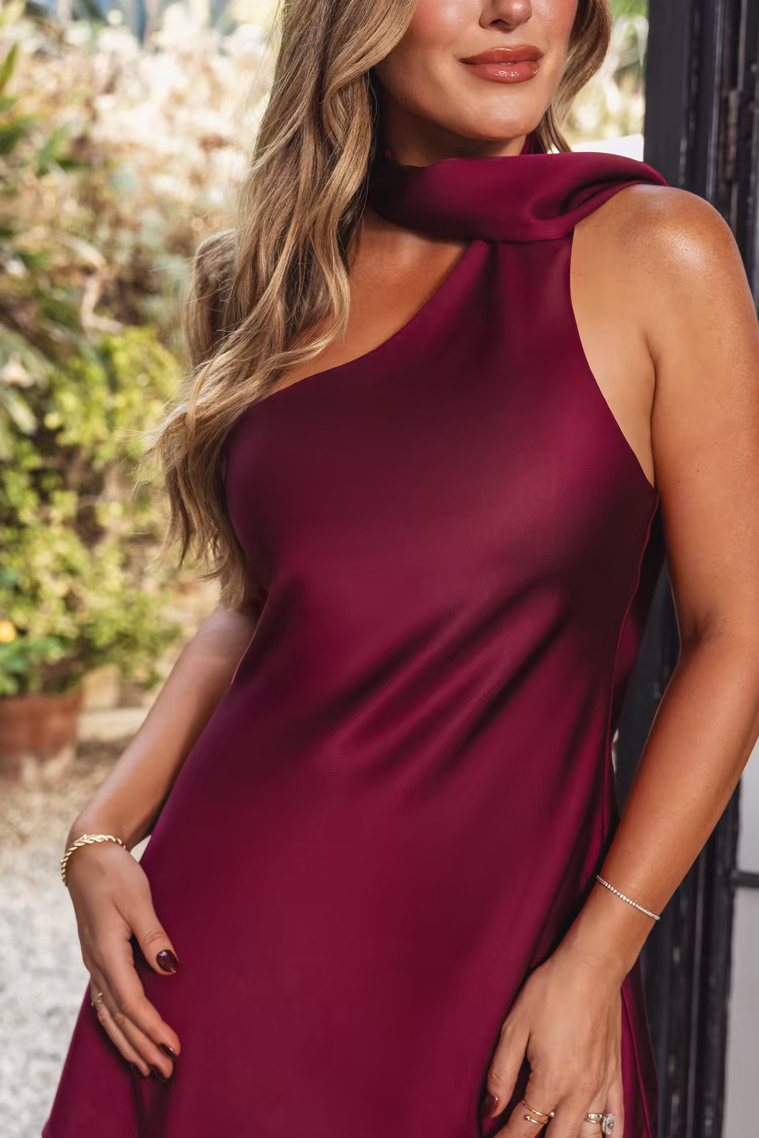 Rotes rückenfreies asymmetrisches Satin-Mini-Kleid