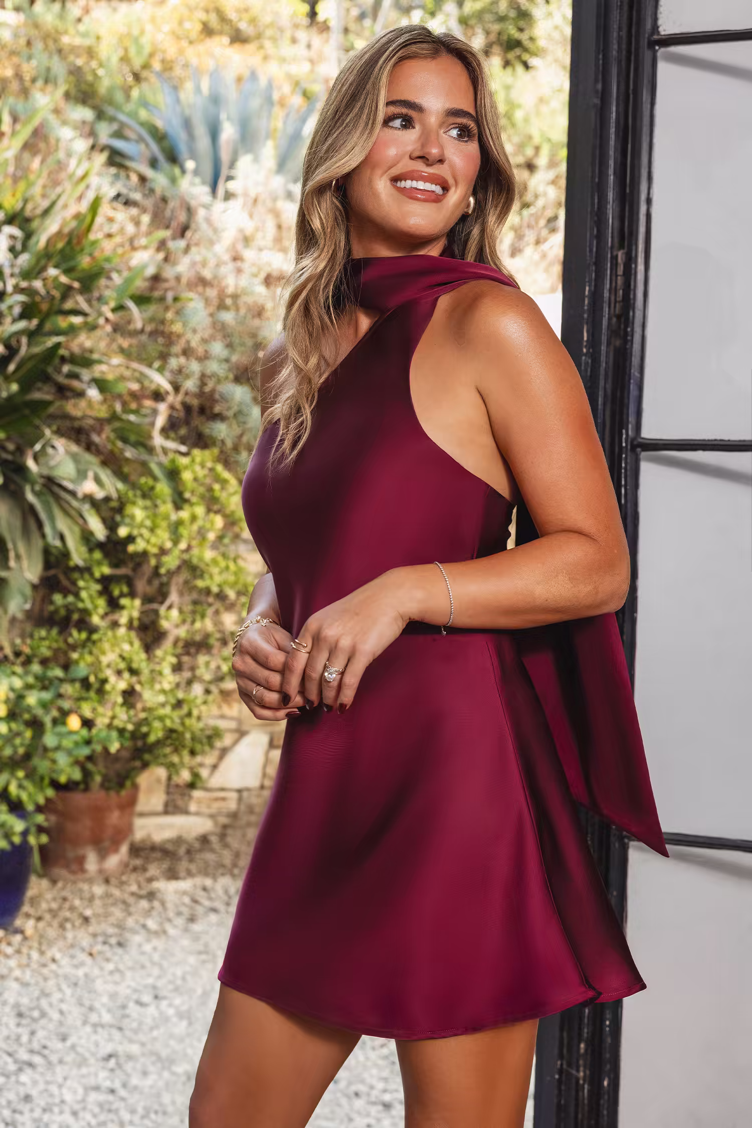 Rotes rückenfreies asymmetrisches Satin-Mini-Kleid