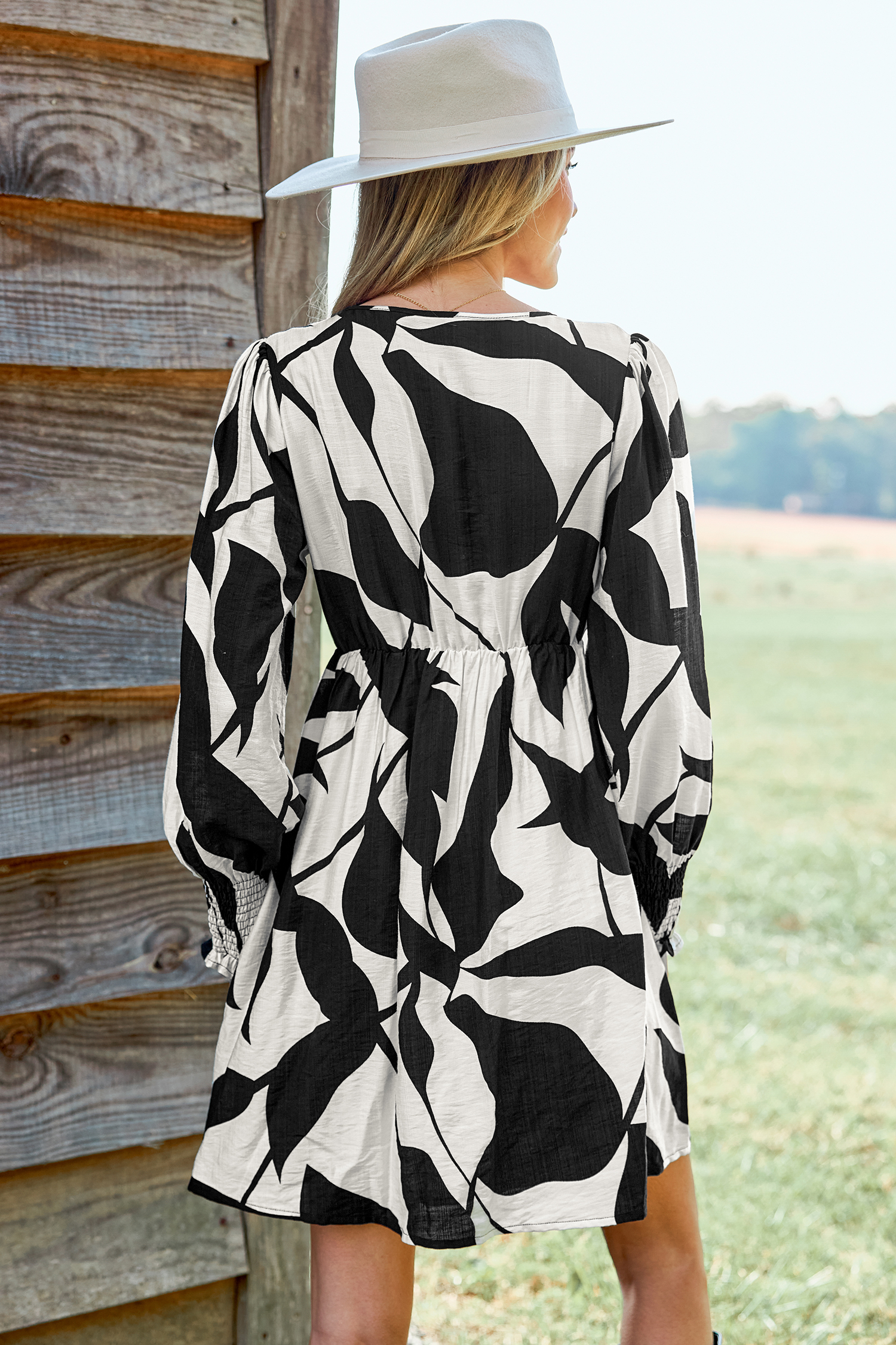 Vestido corto con mangas abullonadas y escote pronunciado con estampado floral en blanco y negro