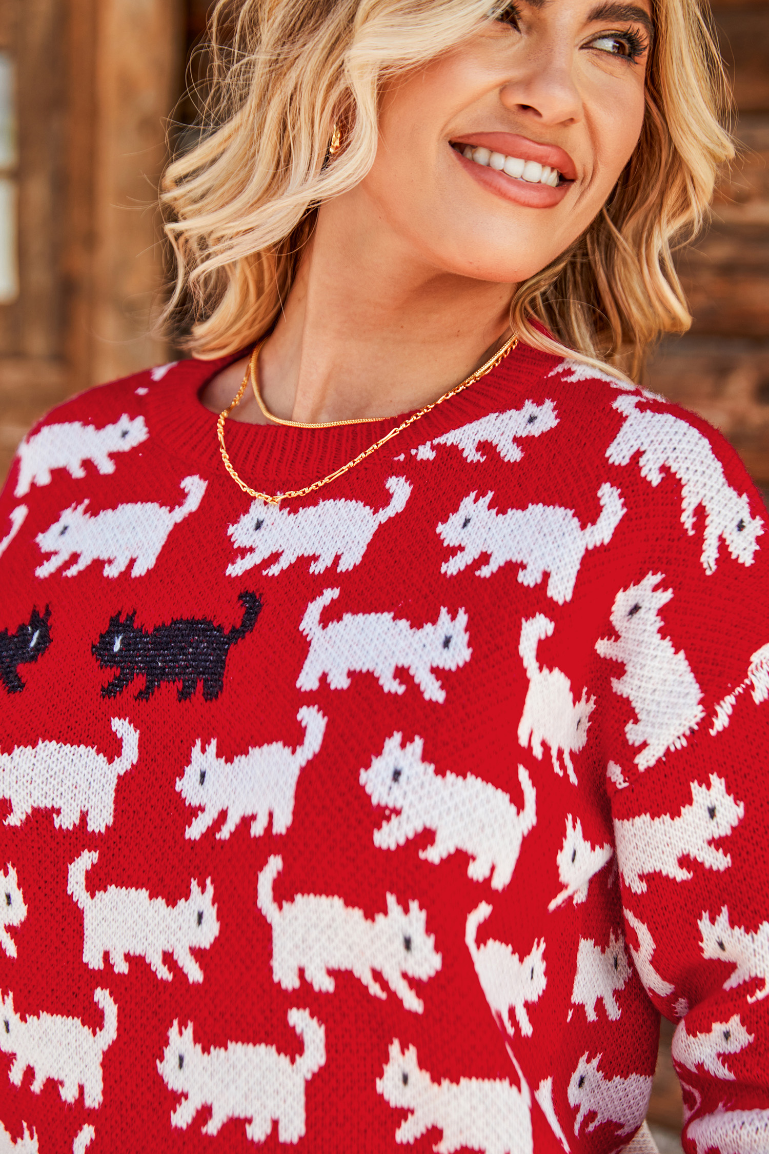 Pull rouge à col rond et à manches longues à motif de chat