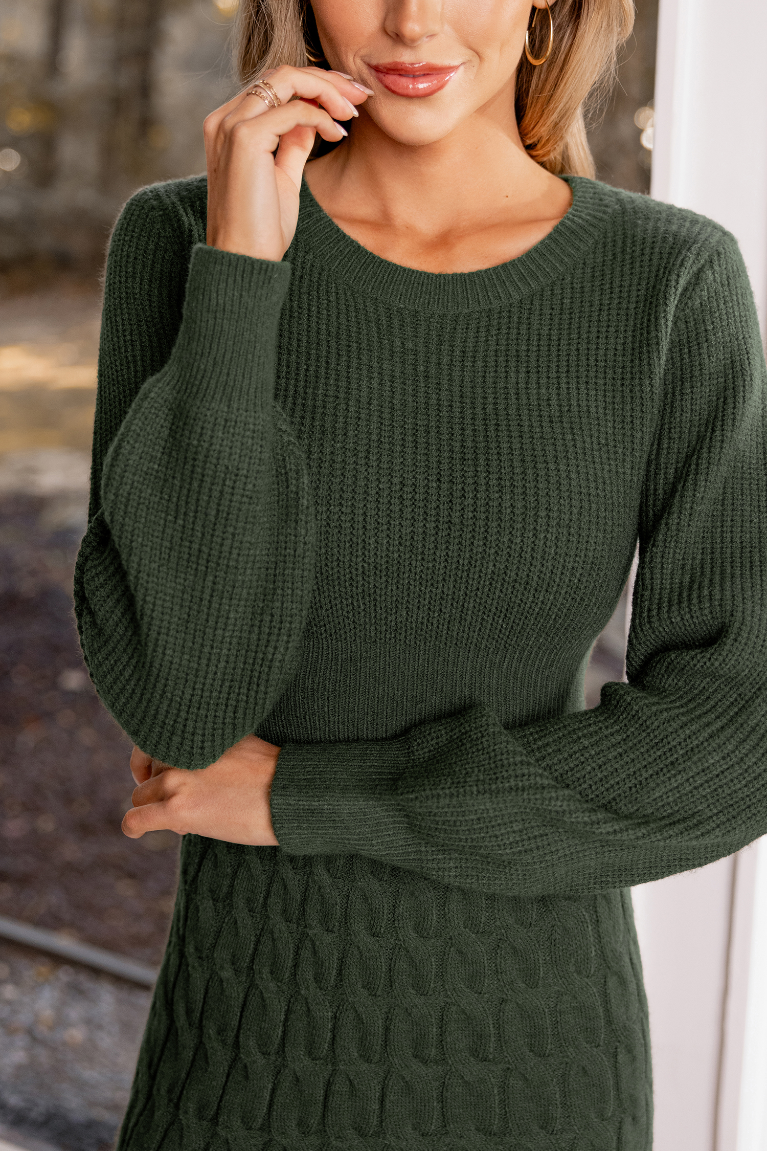 Vestido corto de punto trenzado con mangas largas de color verde