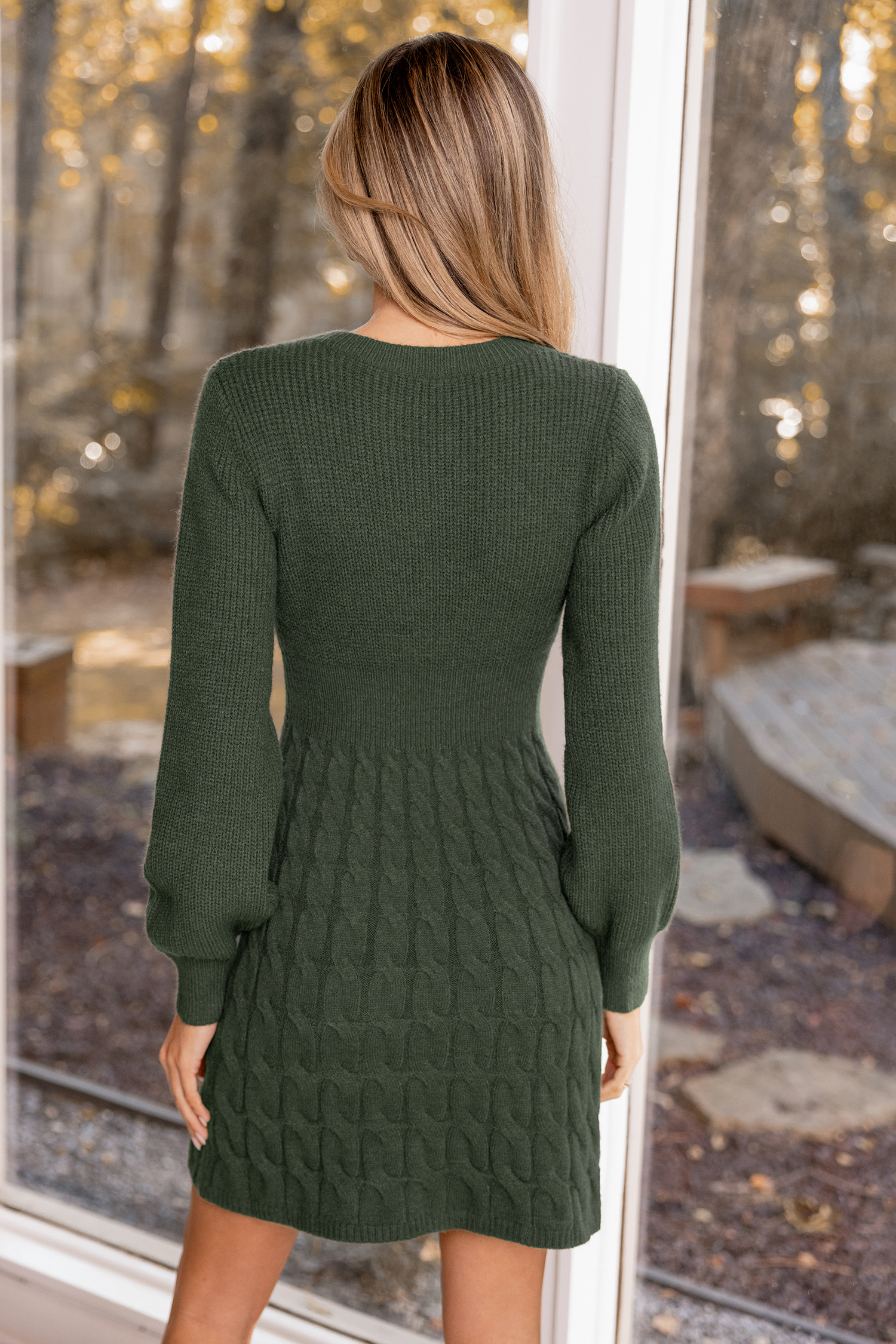 Vestido corto de punto trenzado con mangas largas de color verde