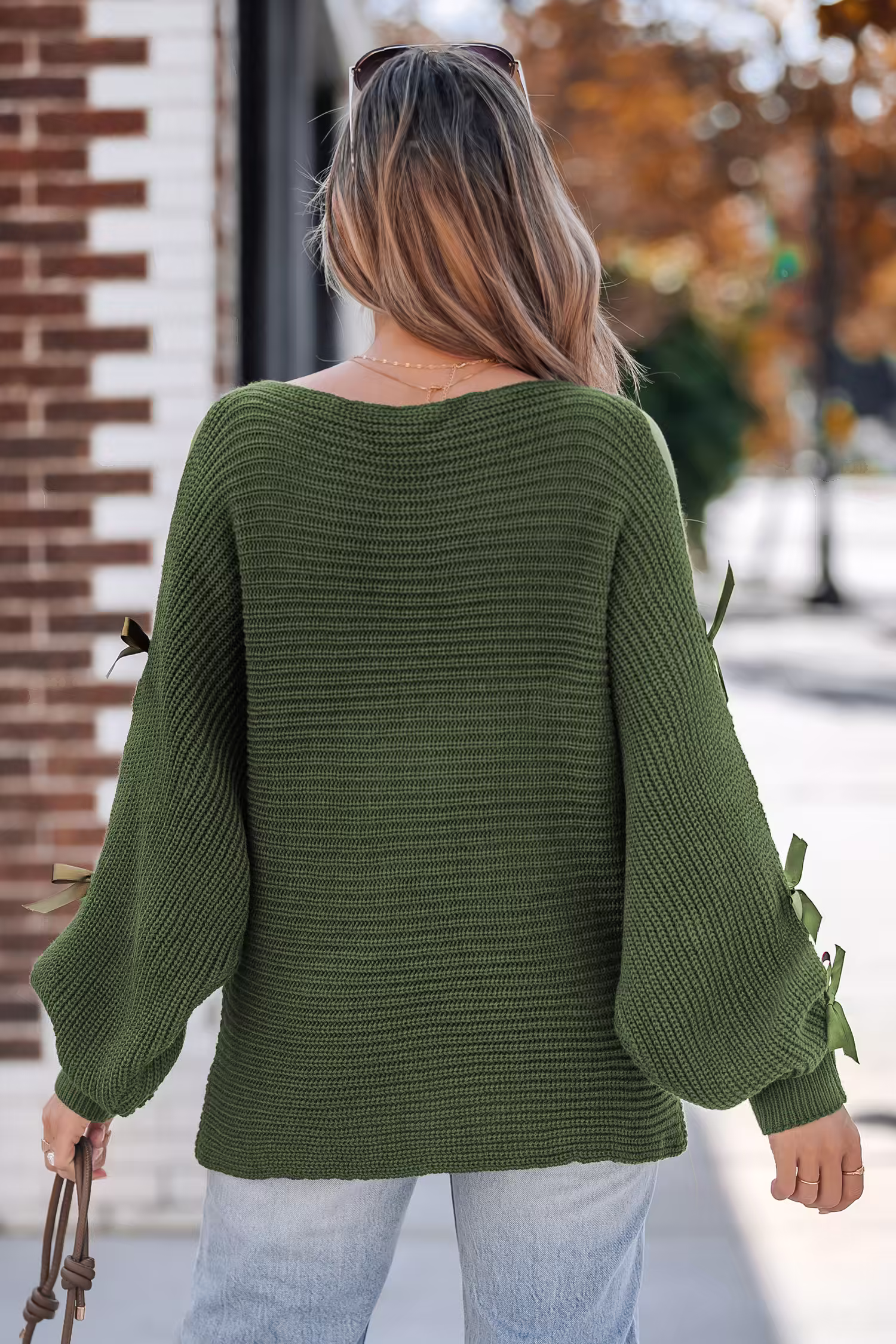 Schwarzer Off-Shoulder-Pullover mit geteiltem Ärmel und Schleife