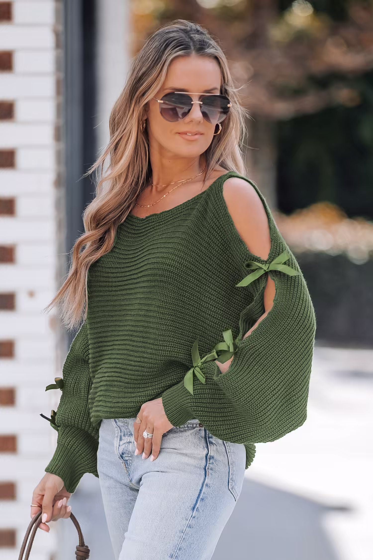 Schwarzer Off-Shoulder-Pullover mit geteiltem Ärmel und Schleife
