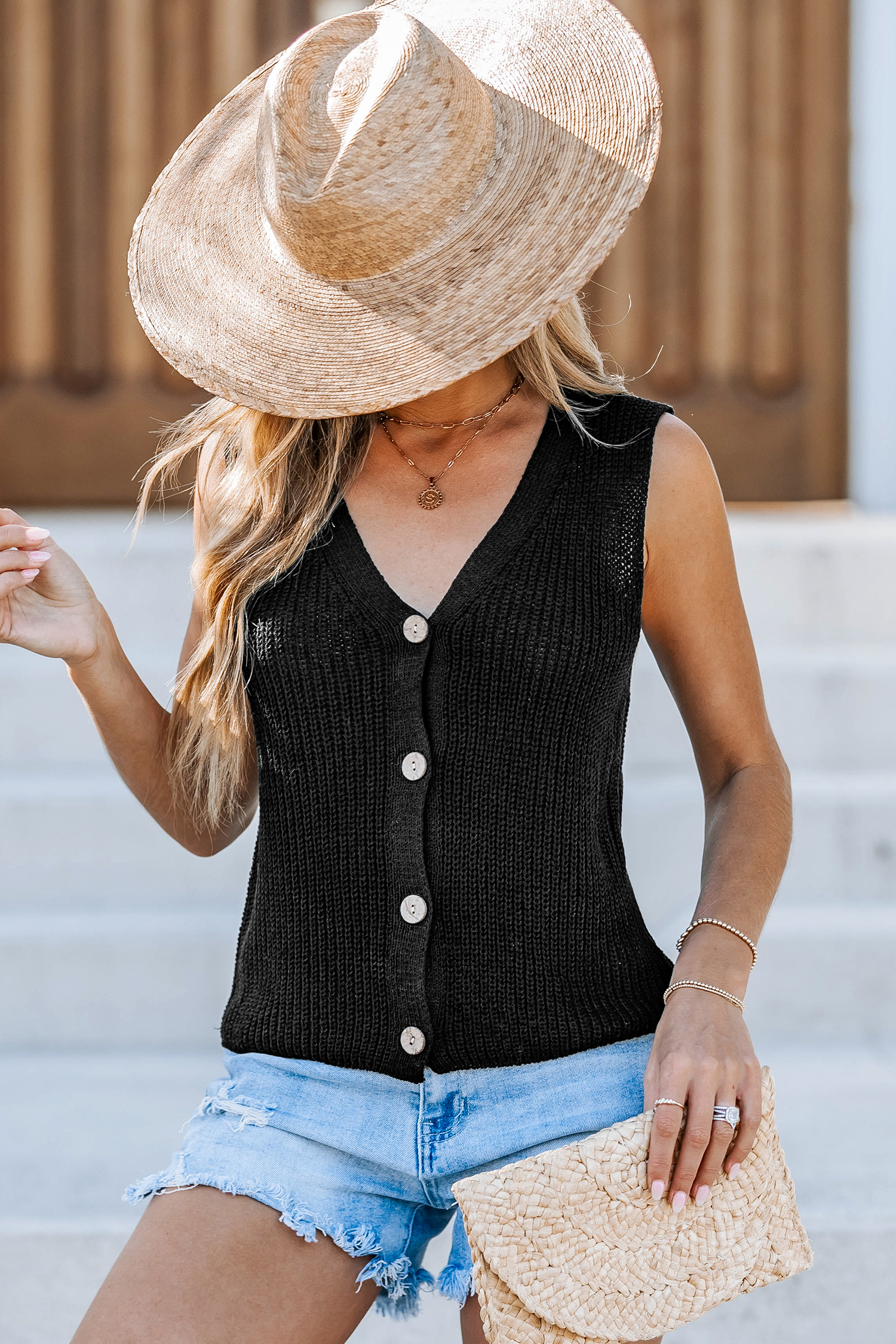 Camiseta negra con escote en V y botones en la parte delantera