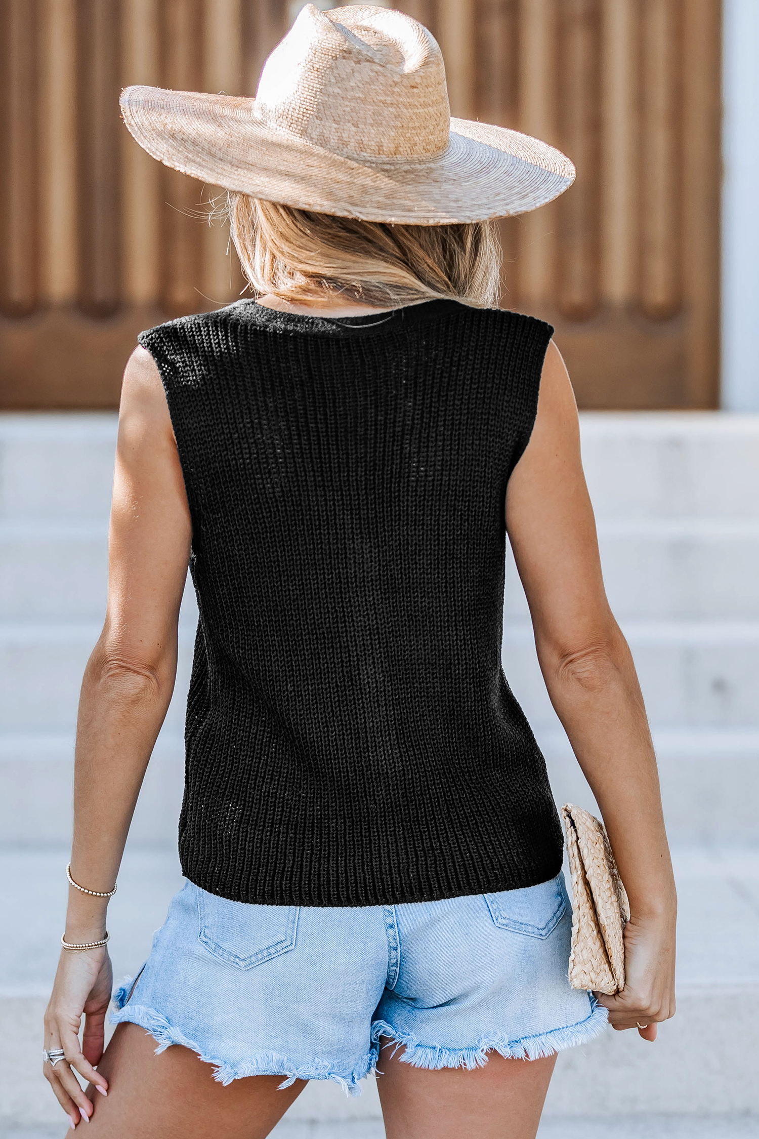 Camiseta negra con escote en V y botones en la parte delantera