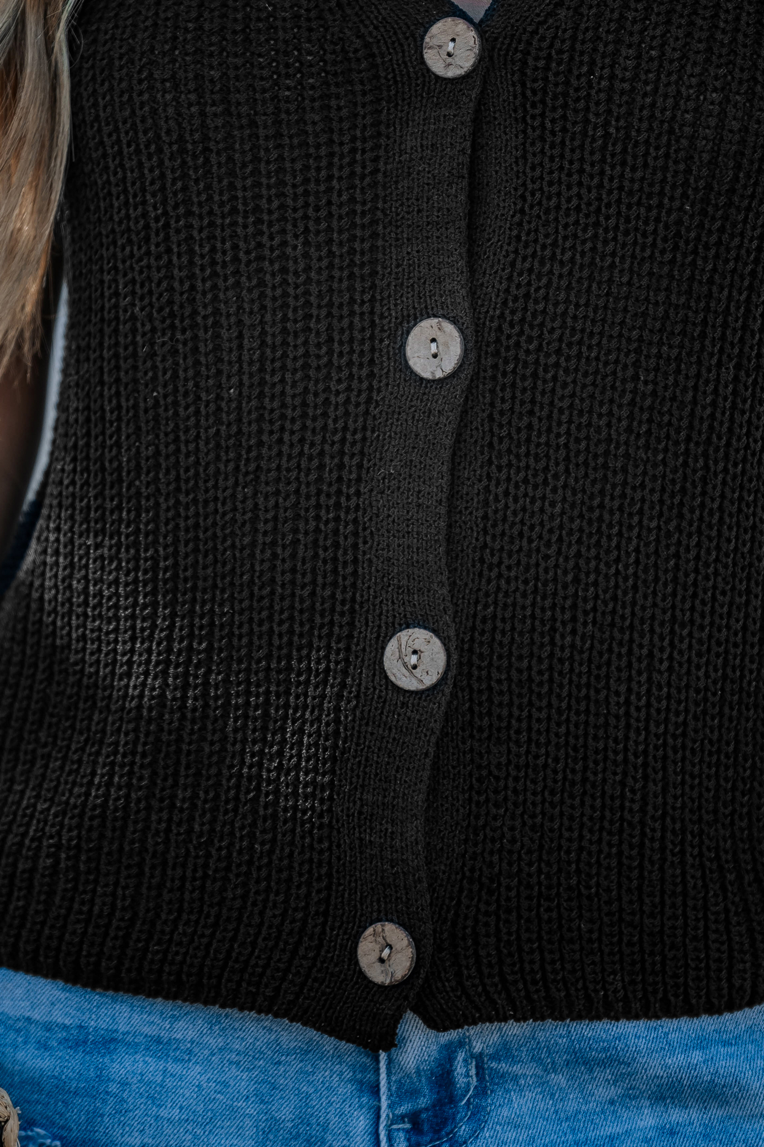 Camiseta negra con escote en V y botones en la parte delantera