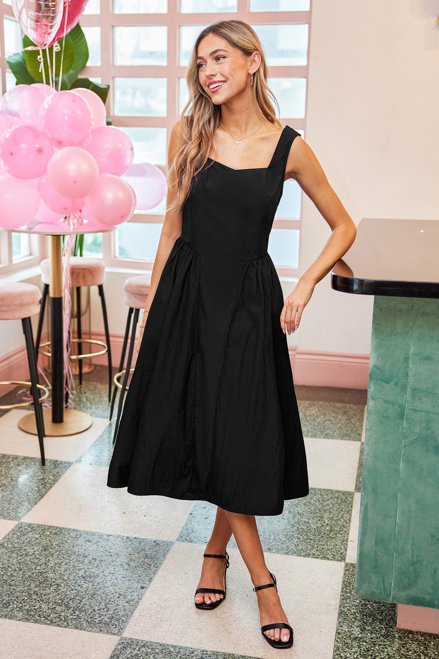 Robe noir sans manches avec col carré