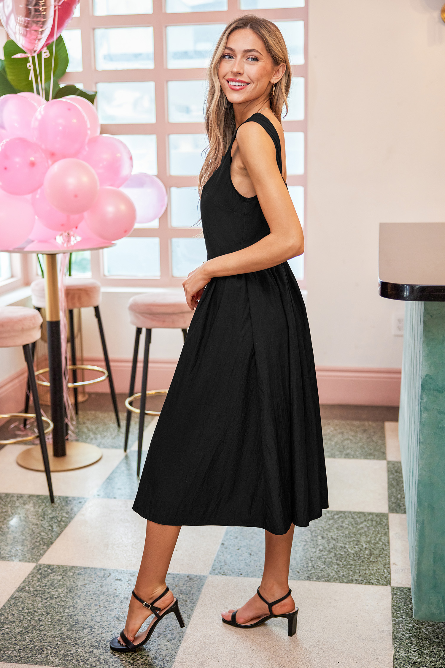 Robe noir sans manches avec col carré