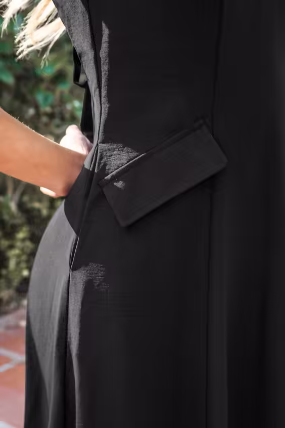 Schwarzes Ärmelloses V-Ausschnitt Maxikleid