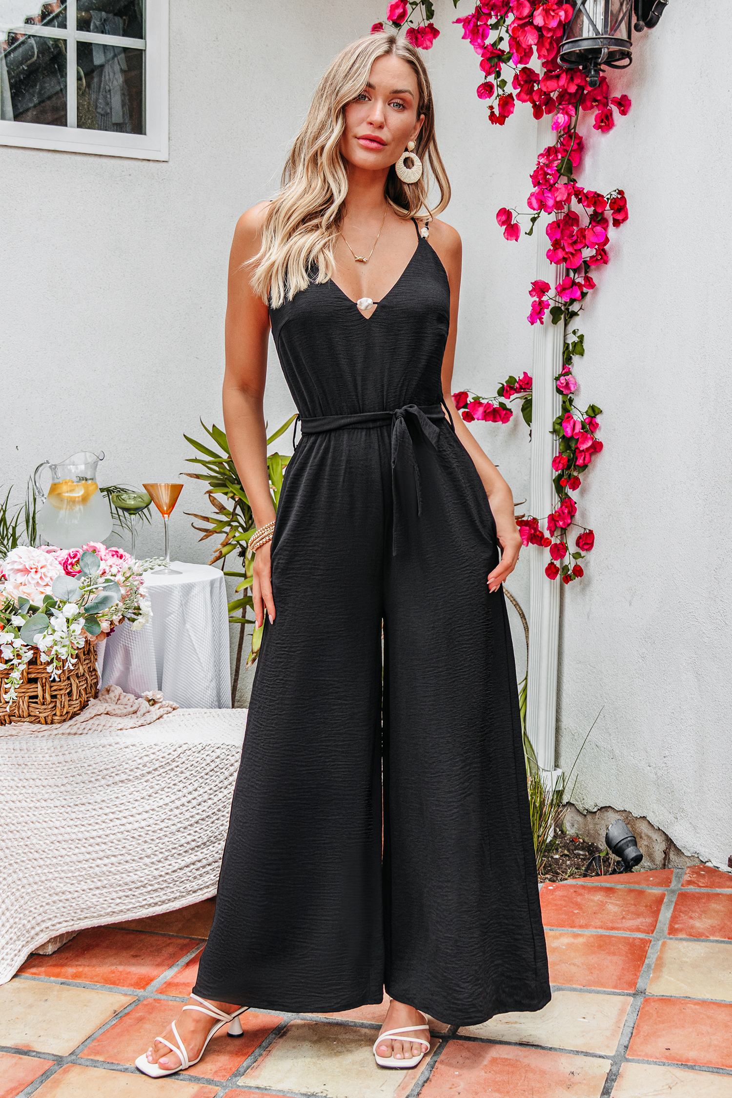 Mono negro elegante y llamativo