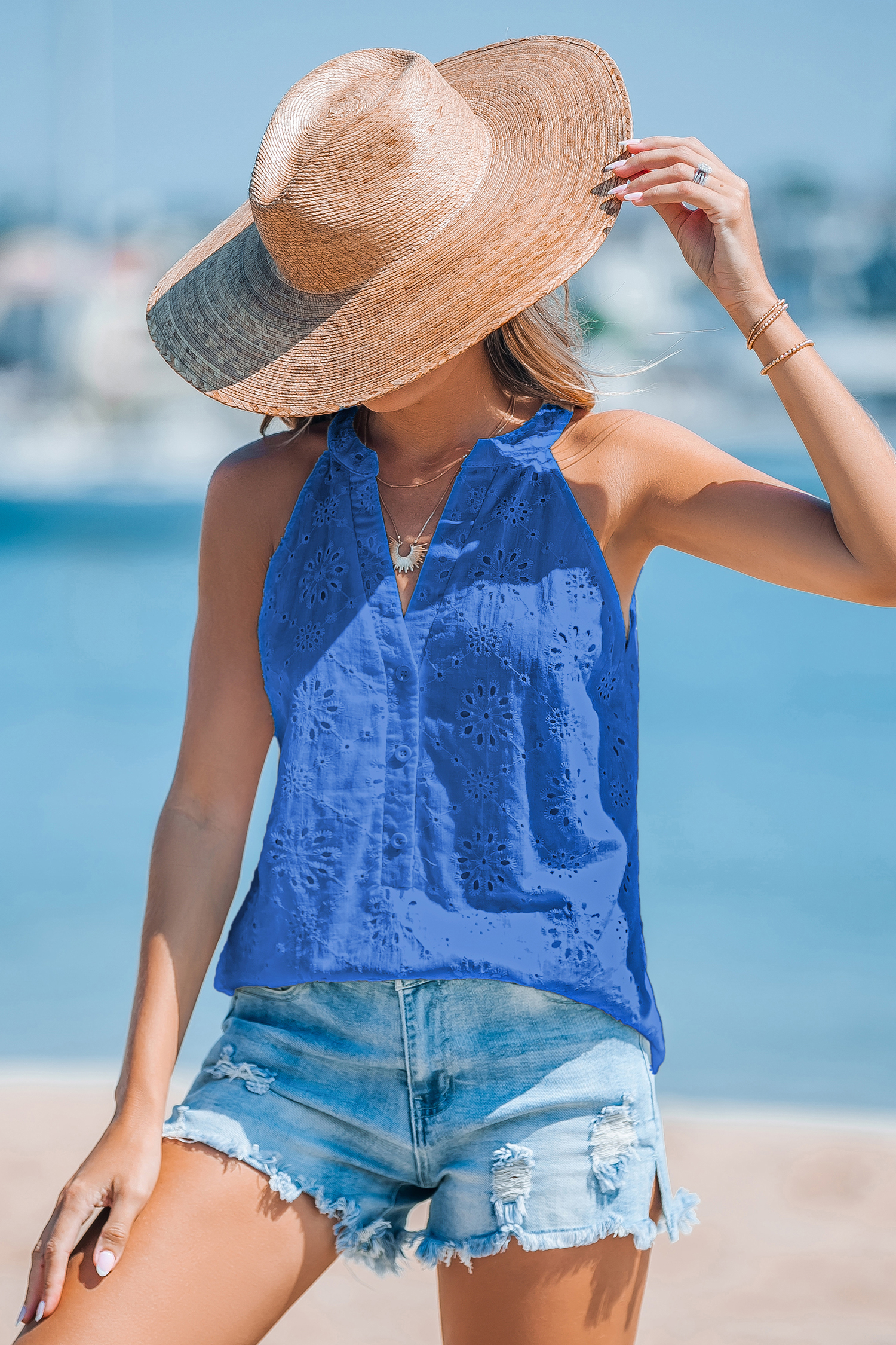 Top bleu col cranté