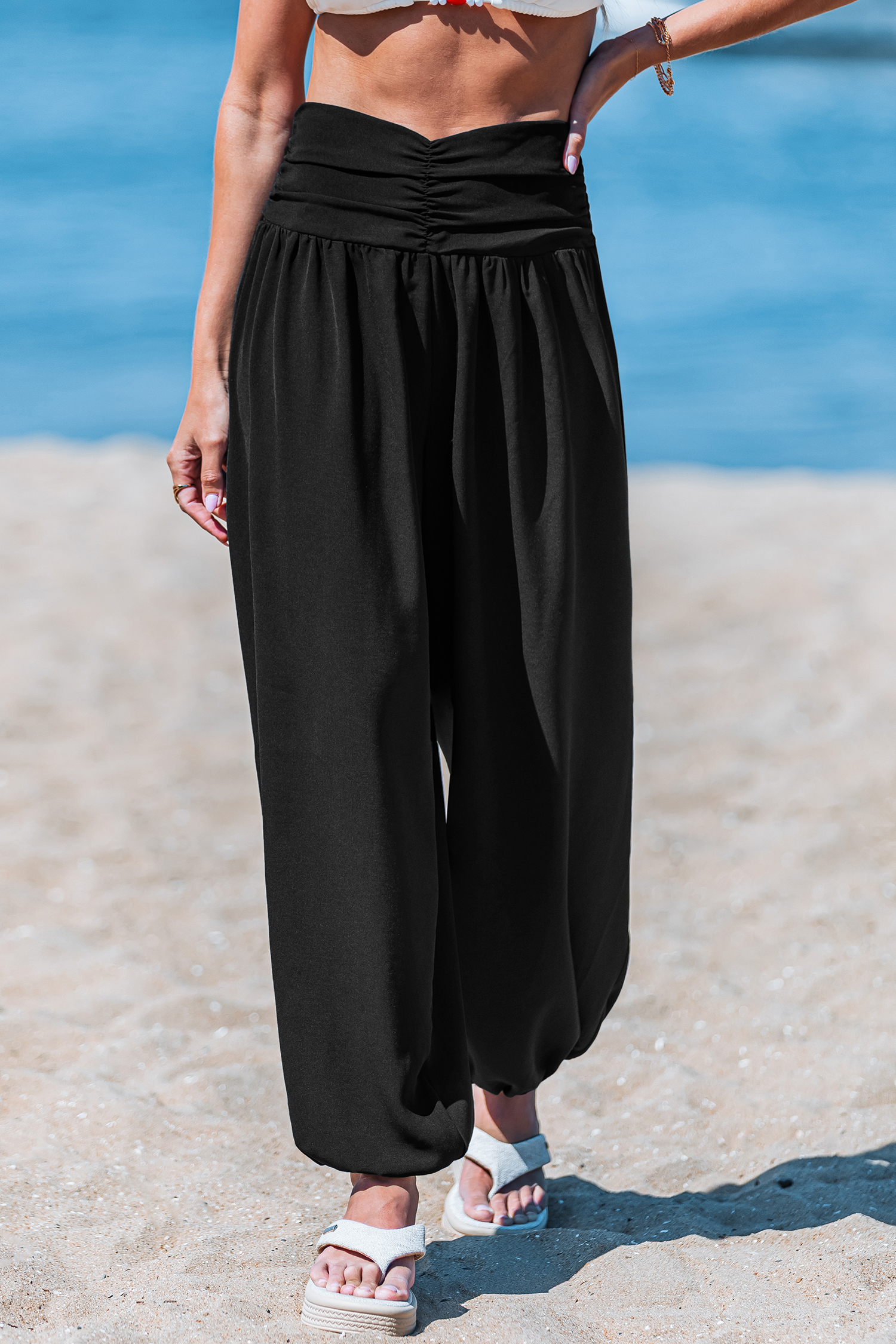 Pantalon noir taille à smocks jambe fuselée