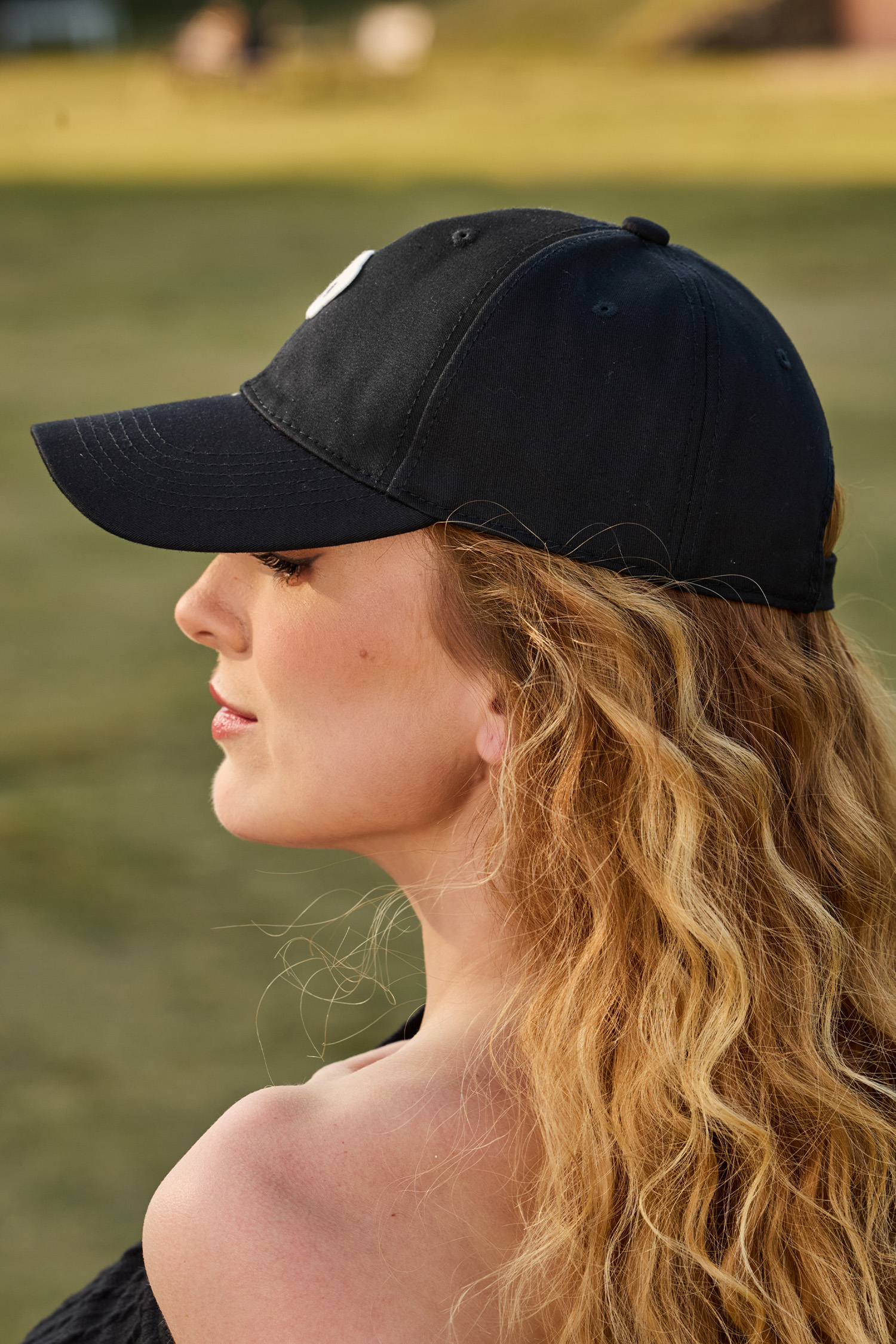 Schwarze Baseballmütze mit Welpen-Stickerei