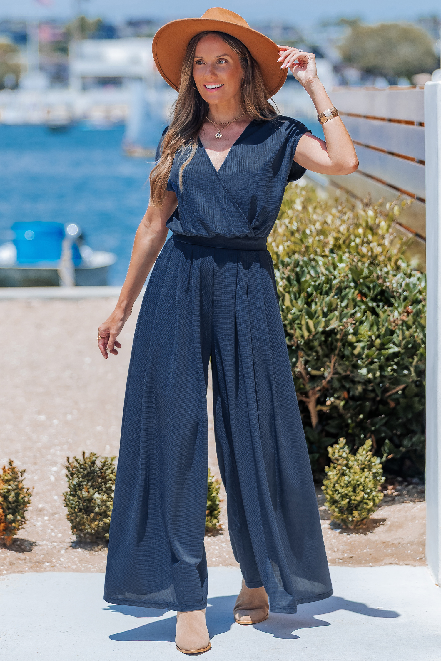 Blauer Wickel-Jumpsuit mit Taillengürtel