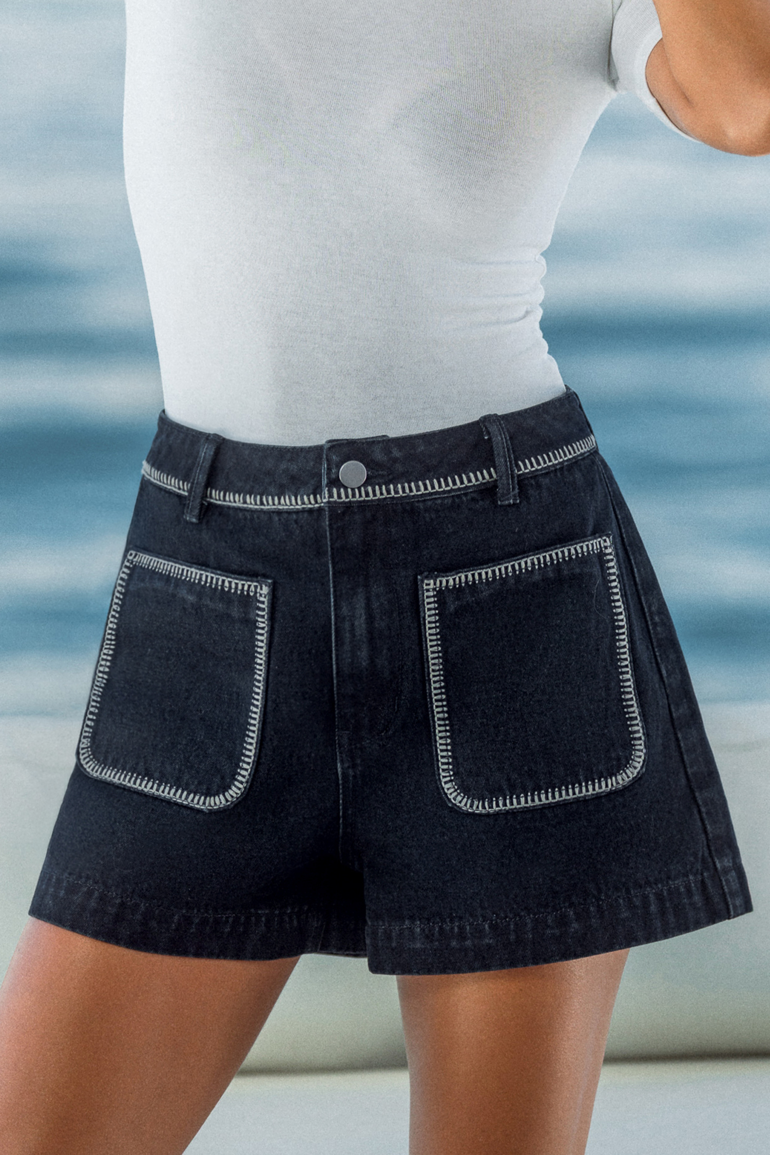 Sui pantaloncini blu quotidiani