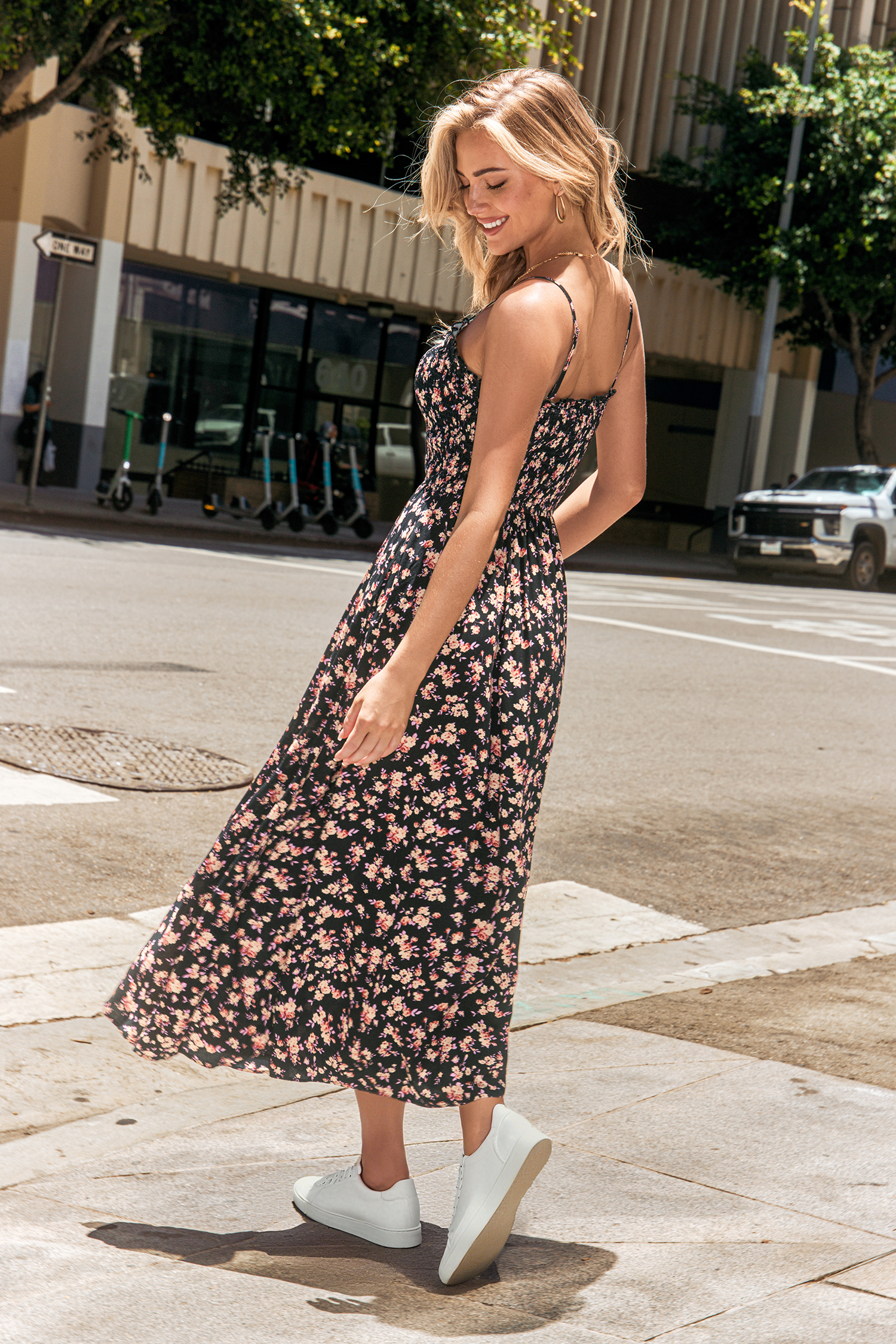 Robe longue florale sans manches à smocks