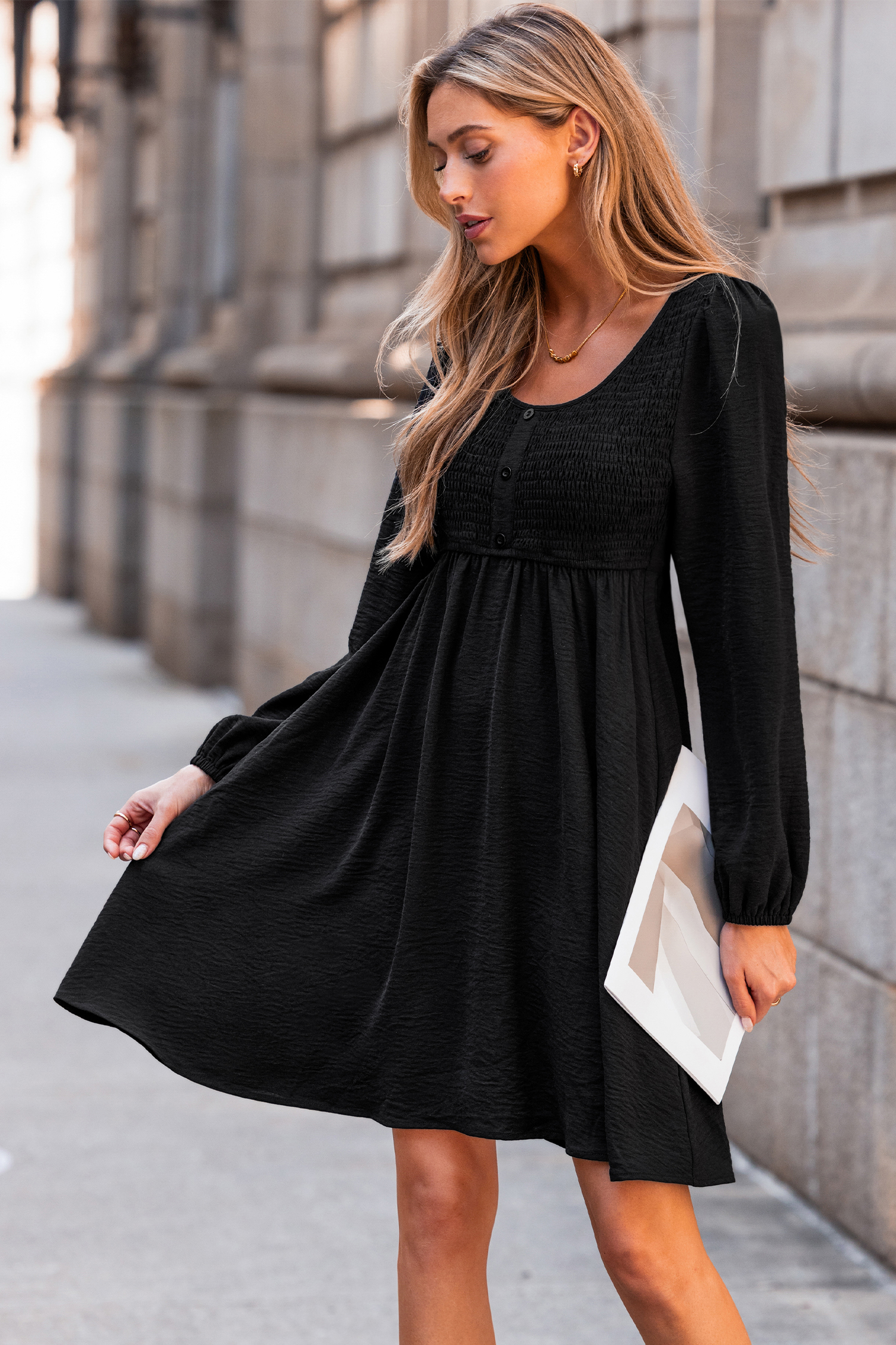 Robe courte noire col rond smockée