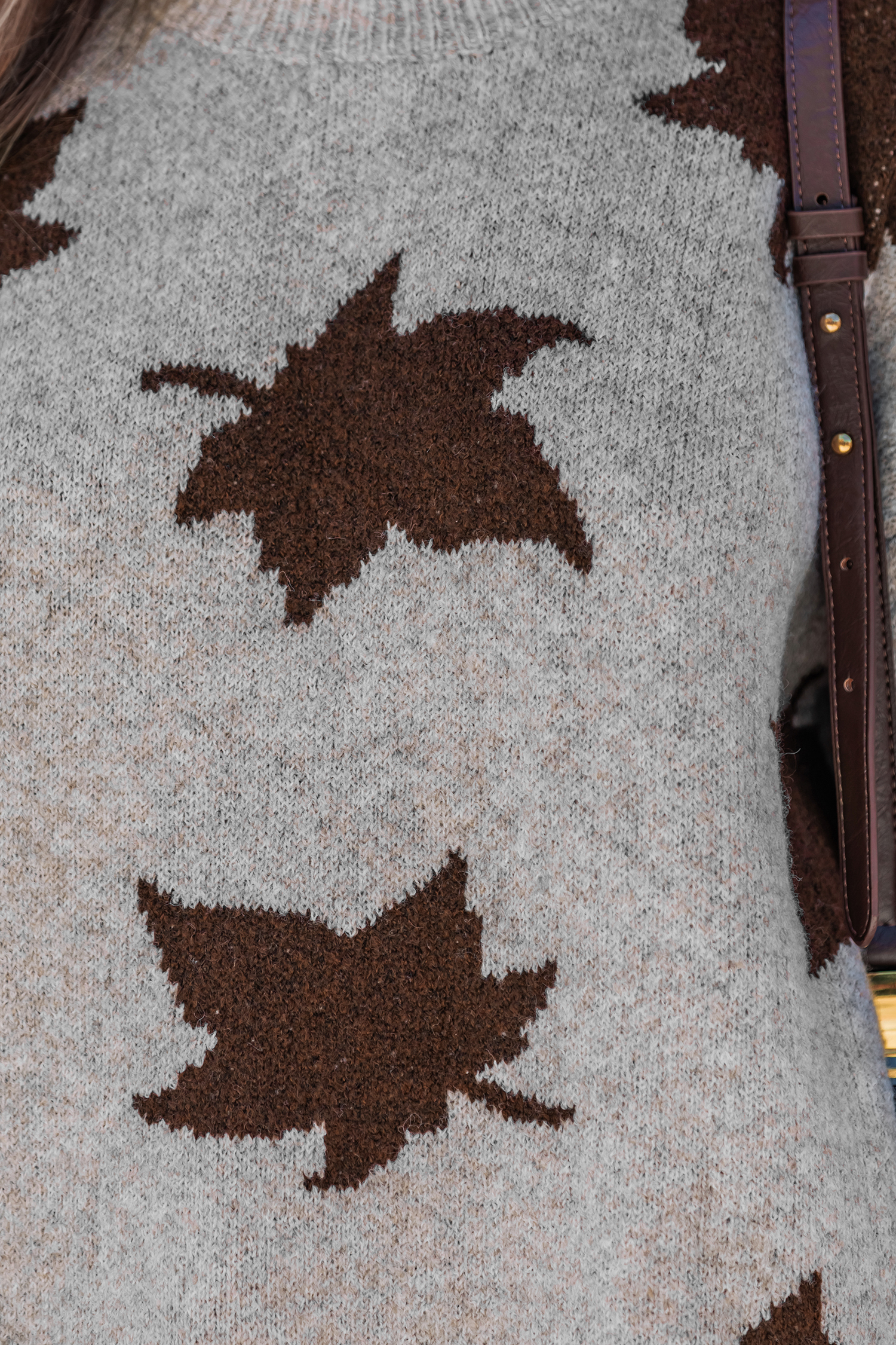 Neutraler Pullover mit Sternenmuster
