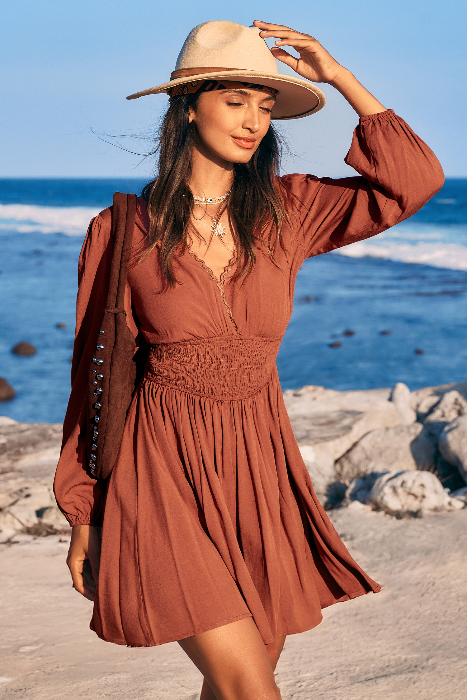 Robe courte orange smockée col V