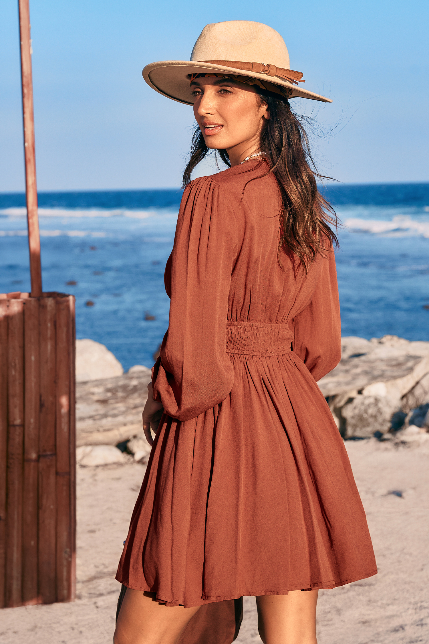 Robe courte orange smockée col V