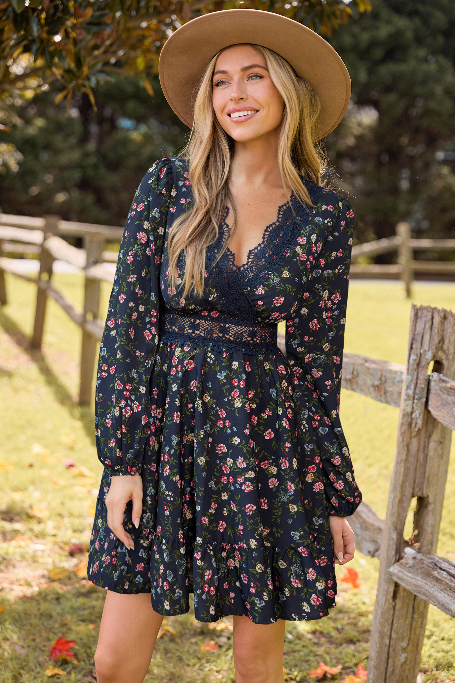 Robe florale courte col V manches longues