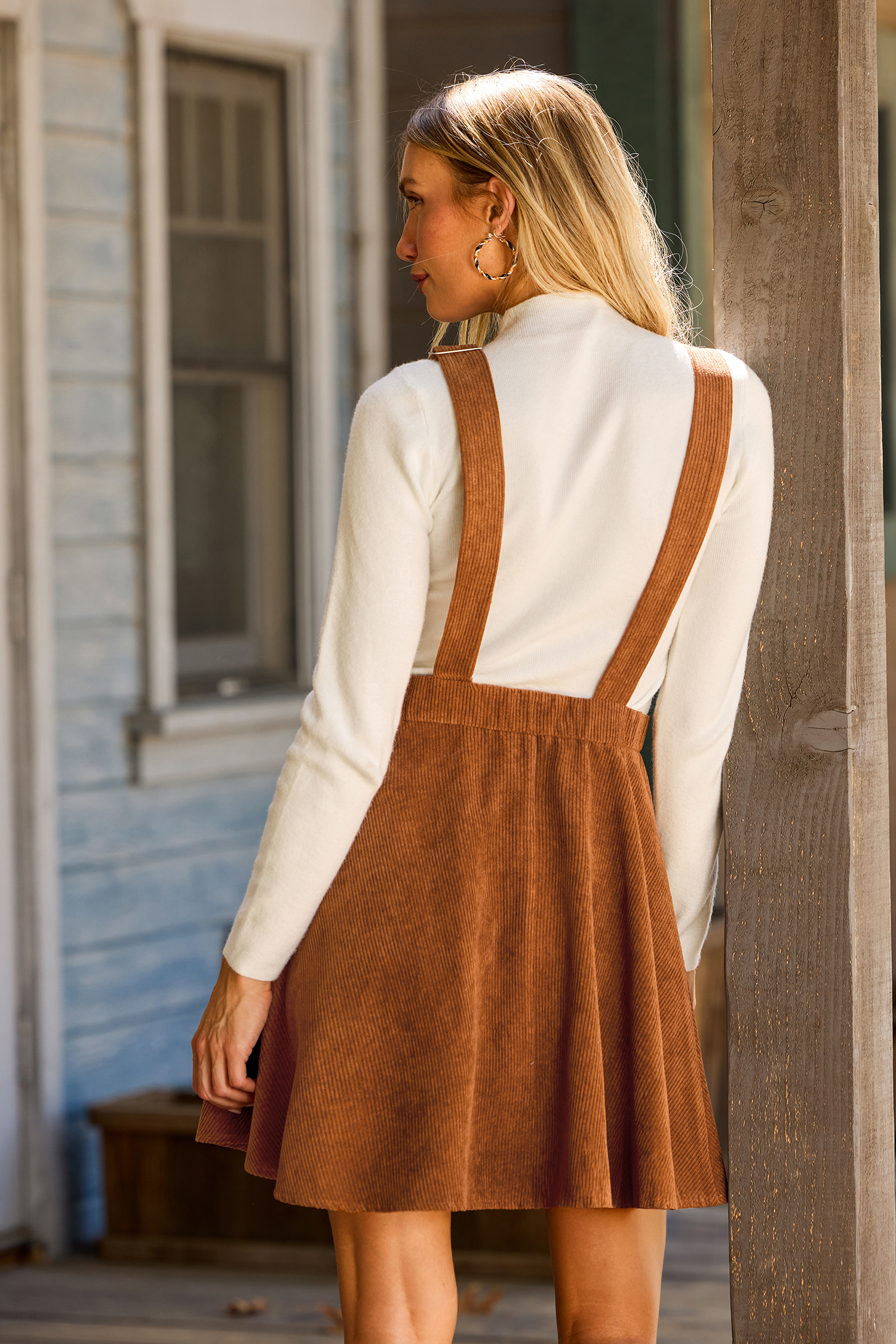 Robe courte marron col carré sans manches