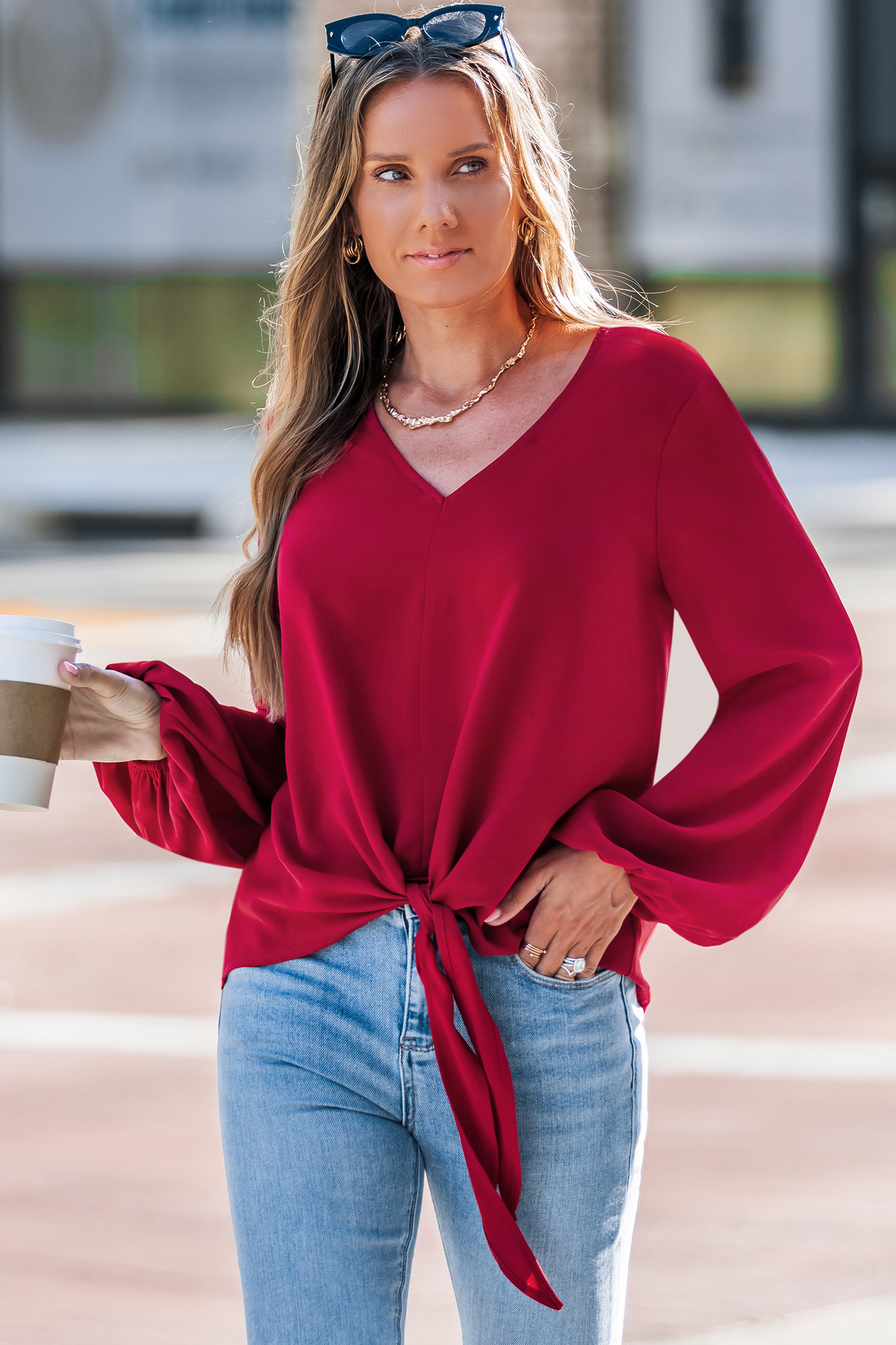 Top rouge col V nouer sur le devant