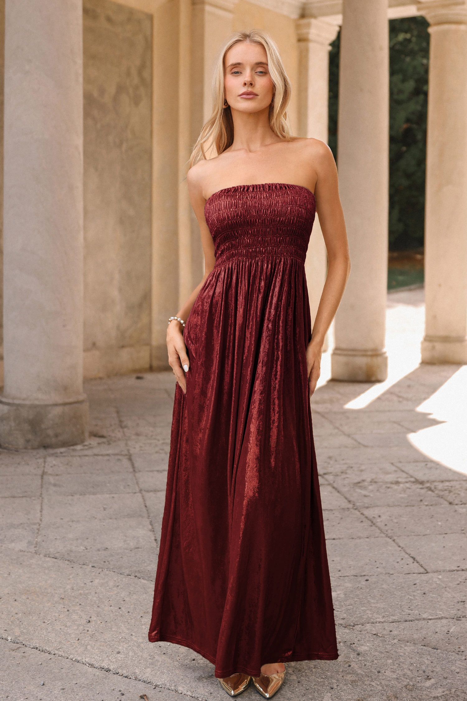 Robe longue rouge smockée col droit