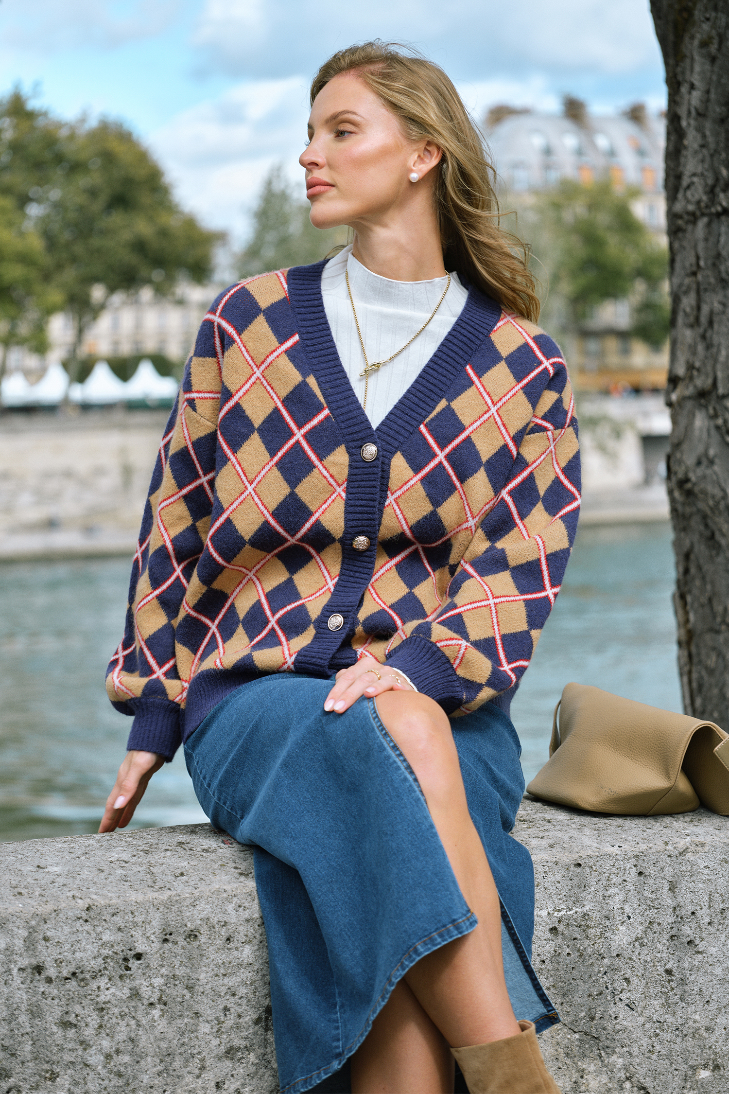 Cárdigan de rombos con estilo universitario