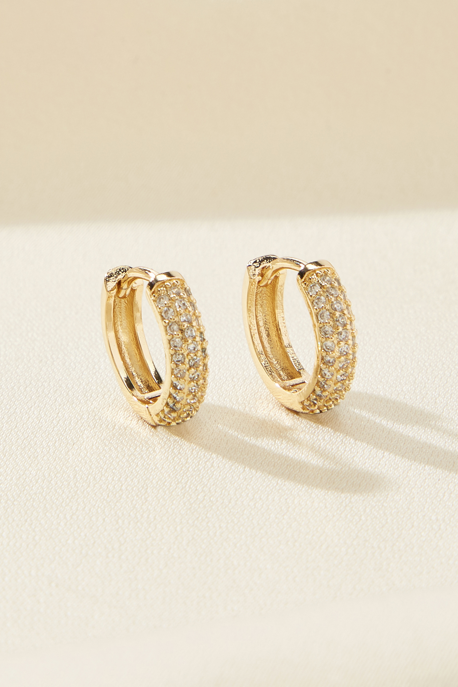 Goldfarbene Ohrringe mit Pavé-Details