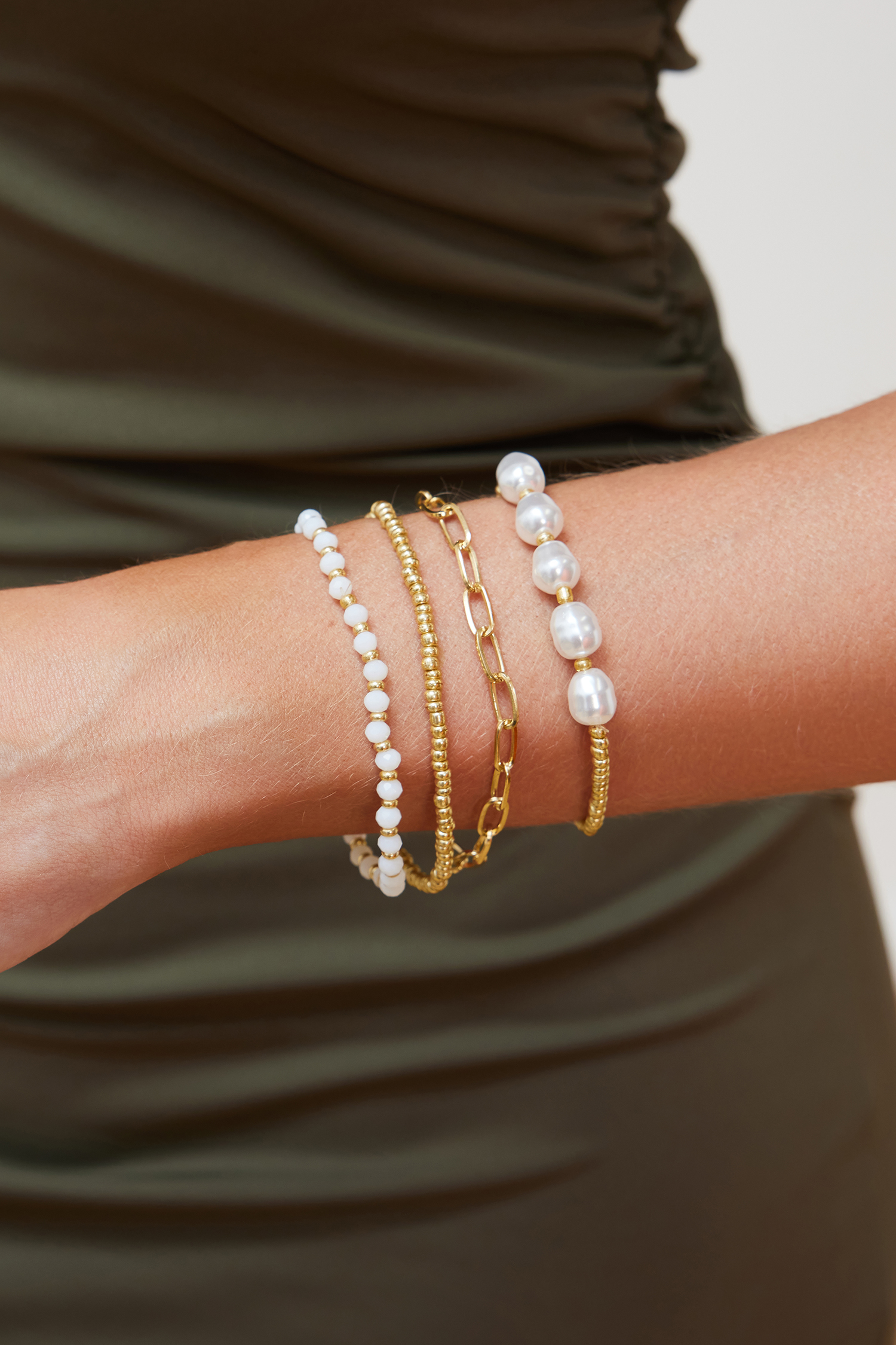 Set de bracelets dorés avec perles délicates